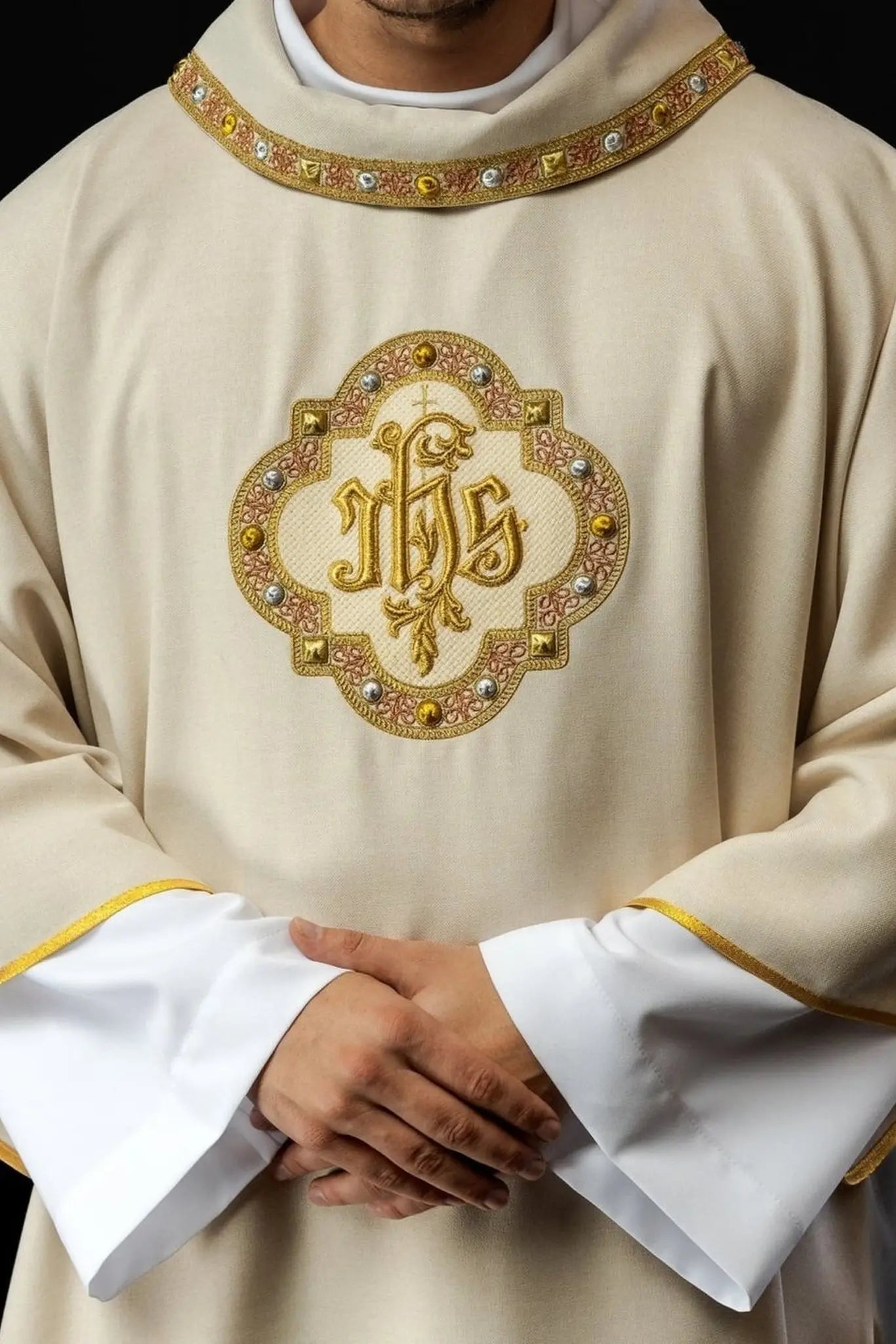 Dalmatyka liturgiczna ecru IHS z kołnierzem golfowym – widok całości