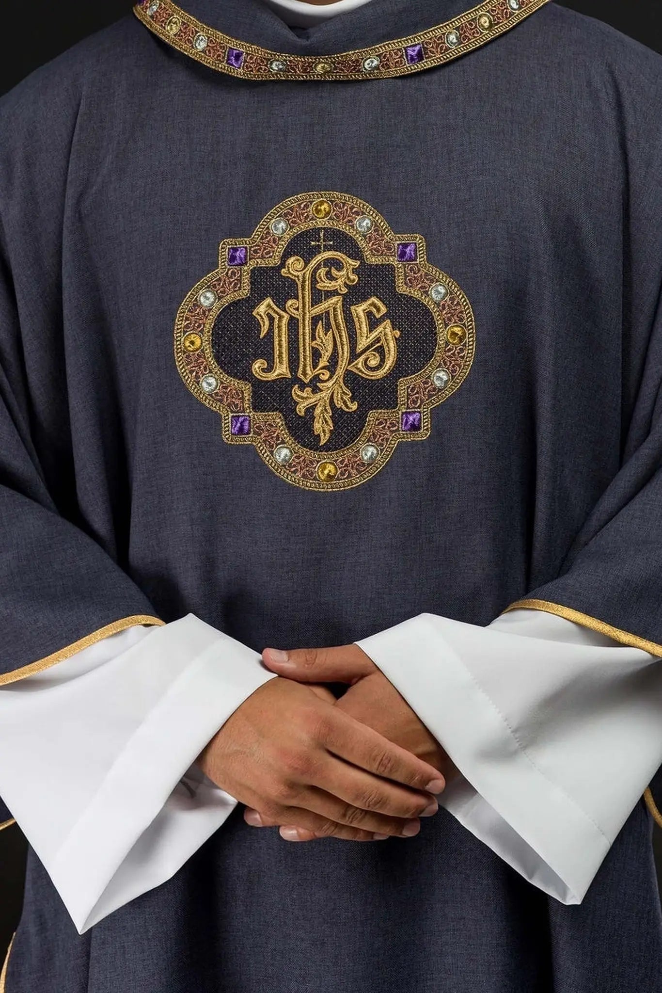 Fioletowa dalmatyka liturgiczna IHS z kołnierzem golfowym – widok całości