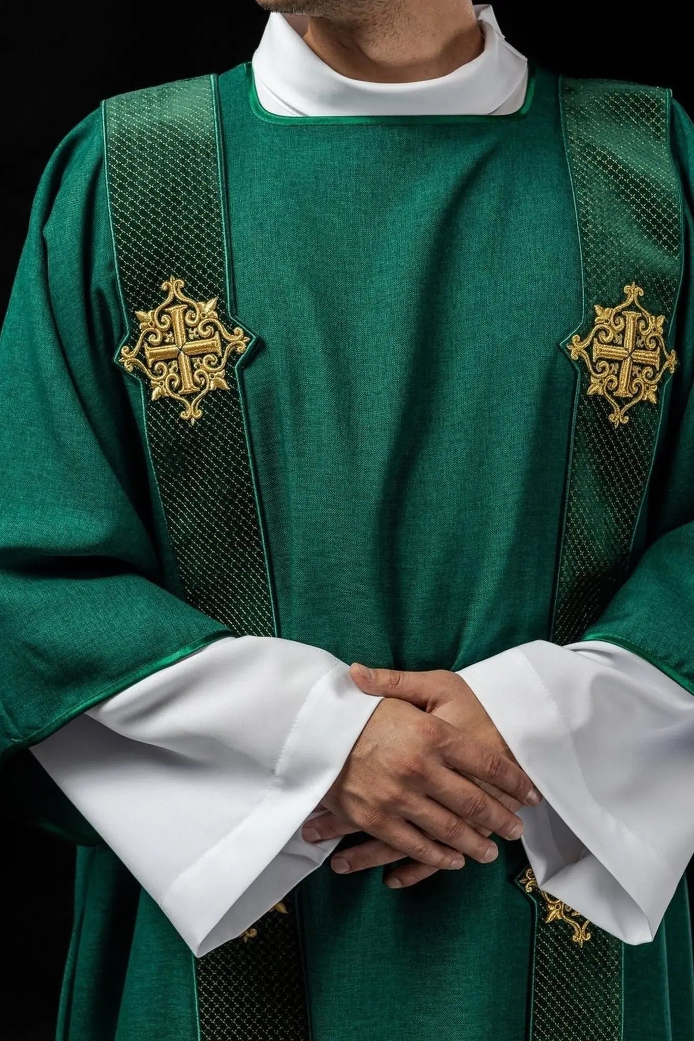 Zielona dalmatyka z haftowanym krzyżem i aksamitem – widok całości