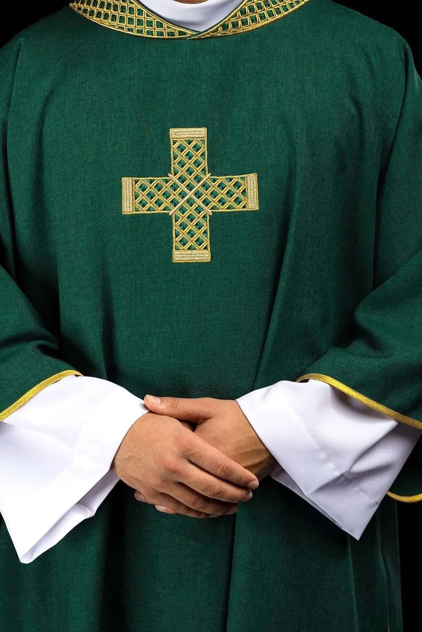 Zielona dalmatyka ze złotymi krzyżami i kołnierzem – widok całości