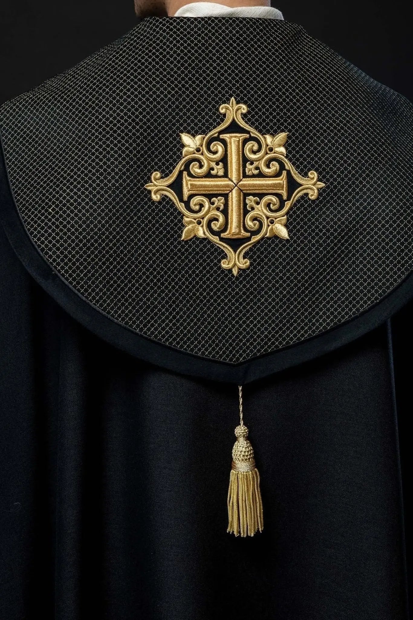 Czarna kapa liturgiczna z aksamitnym pasem i krzyżem – widok całości