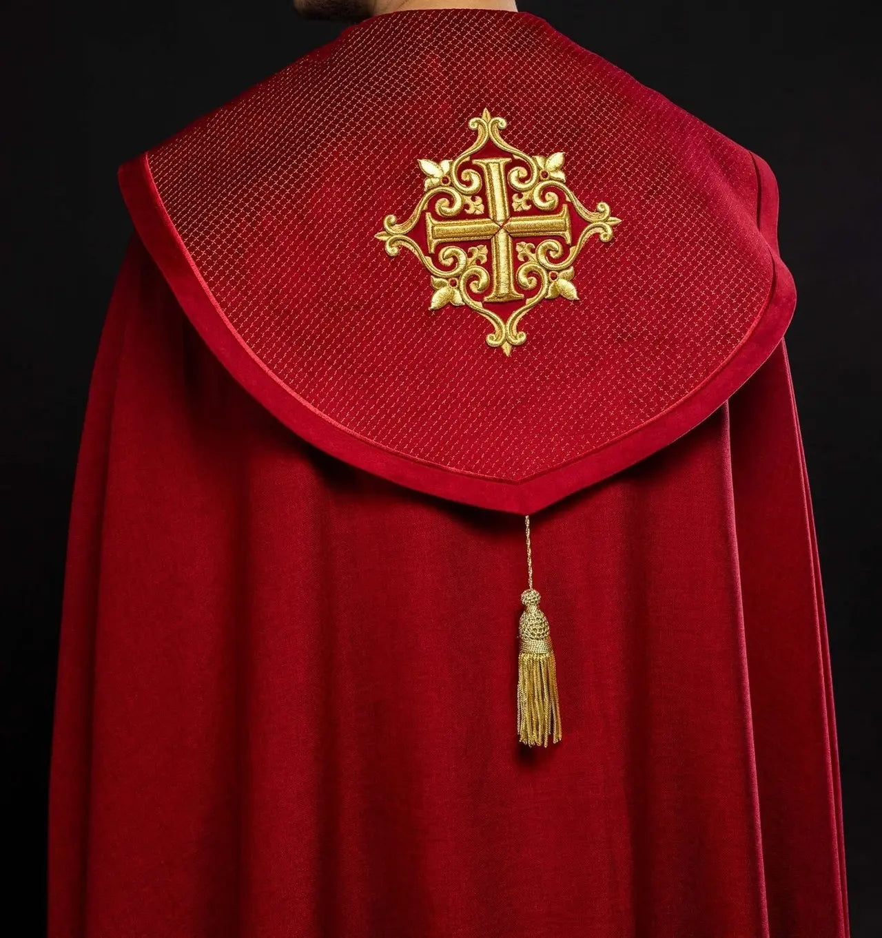 Czerwona kapa liturgiczna z aksamitnym pasem i krzyżem – widok całości