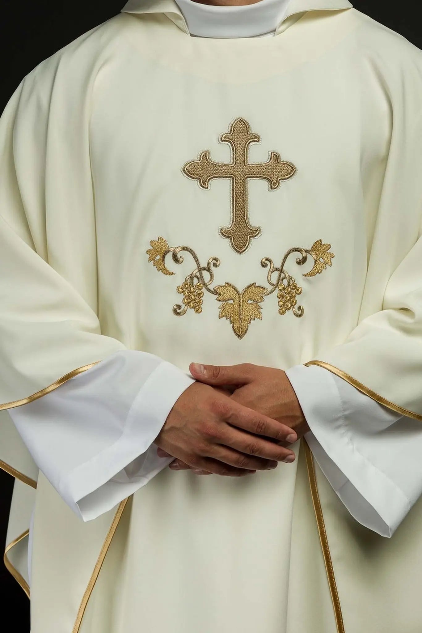 Ornat ecru ze złotym krzyżem i szerokim haftowanym kołnierzem – widok główny