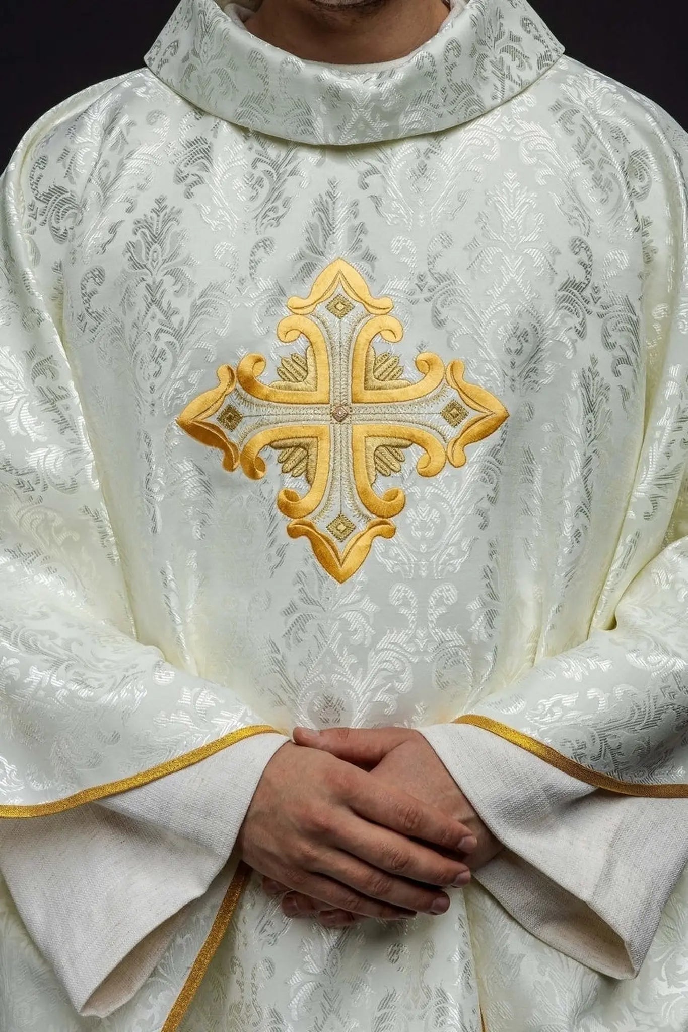 Ornat ecru z krzyżem na wzorzystej tkaninie – widok główny