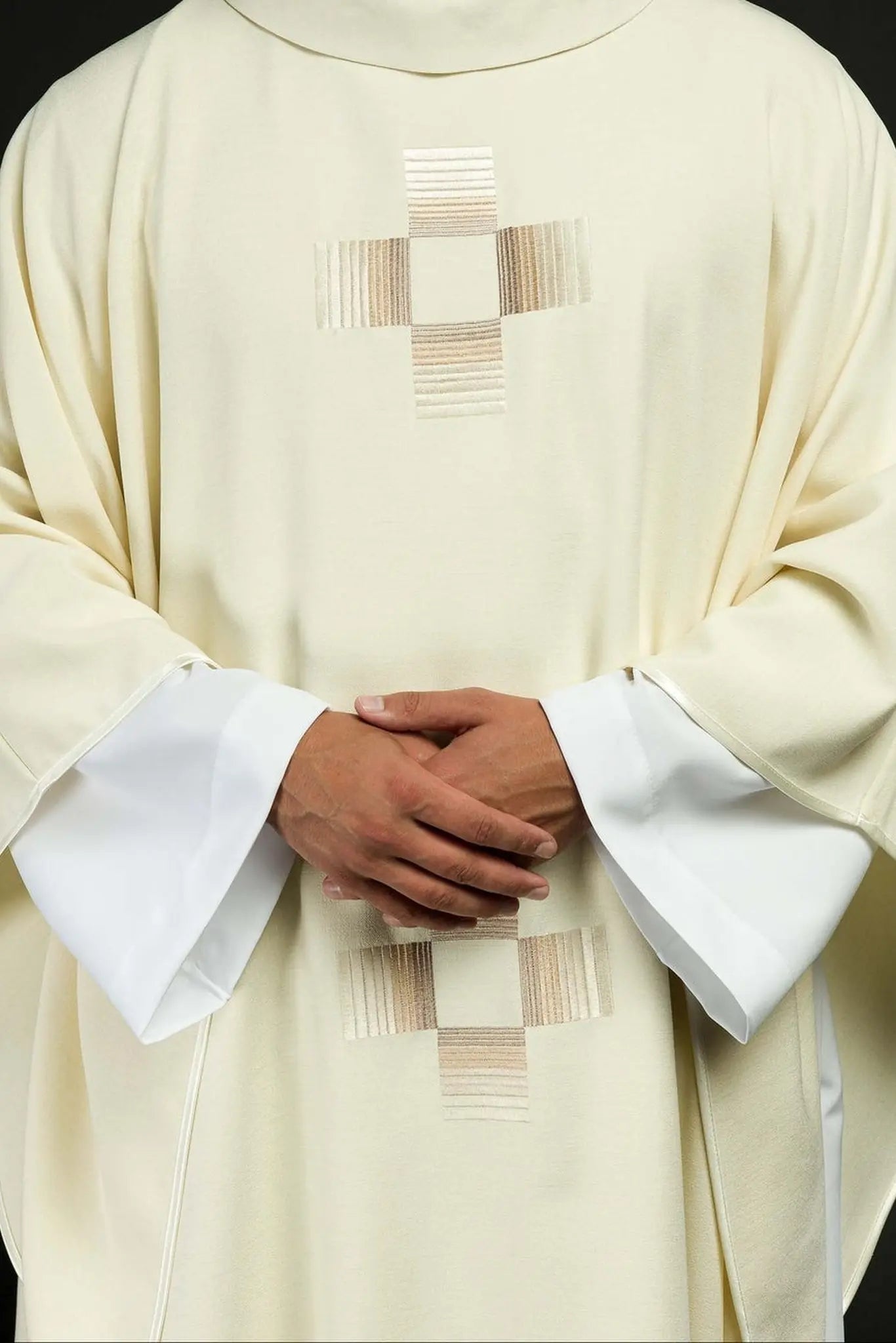 Satynowy ornat ecru z haftowanymi krzyżami – widok główny