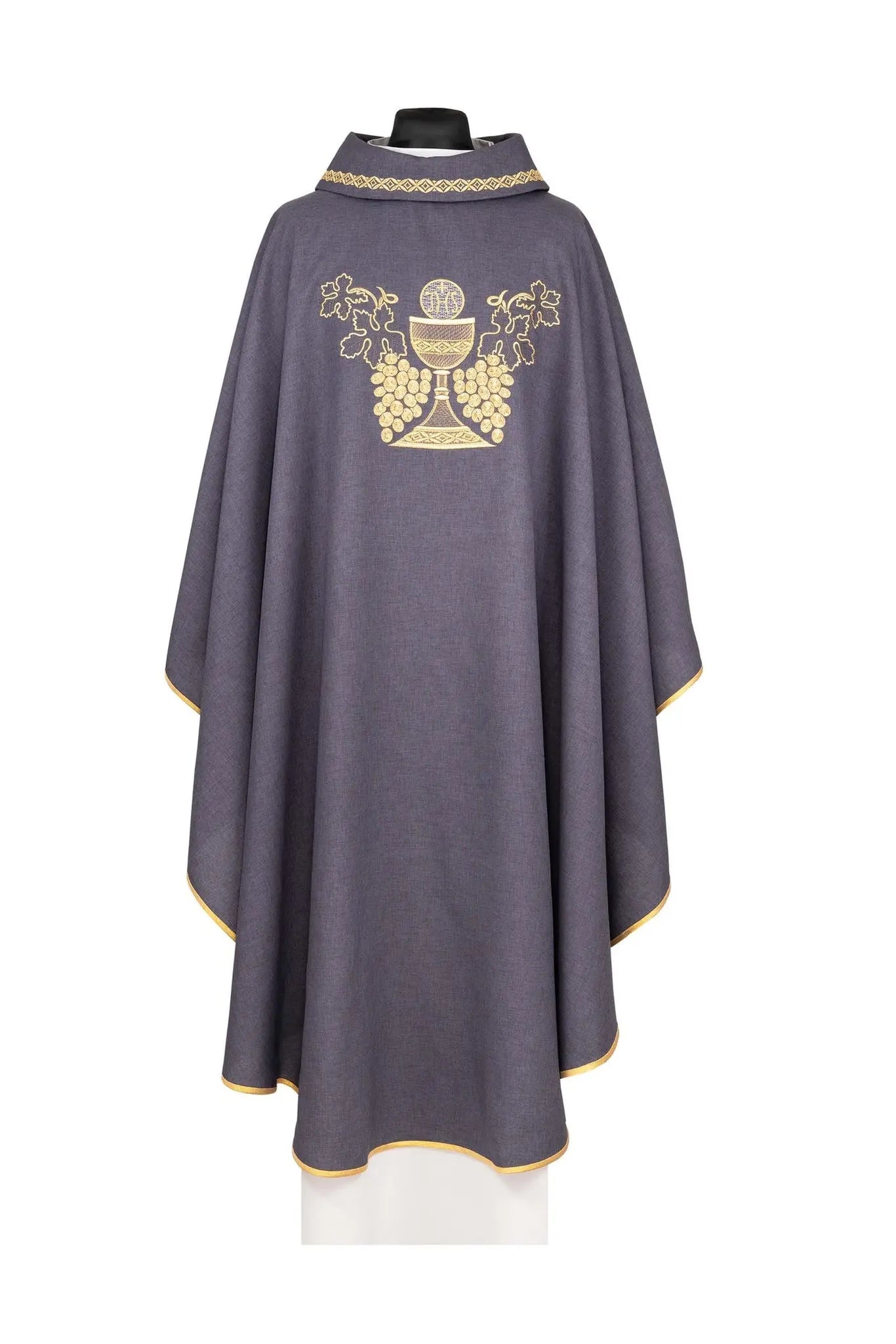 Satynowy ornat fioletowy z kielichem i winoroślą – widok główny