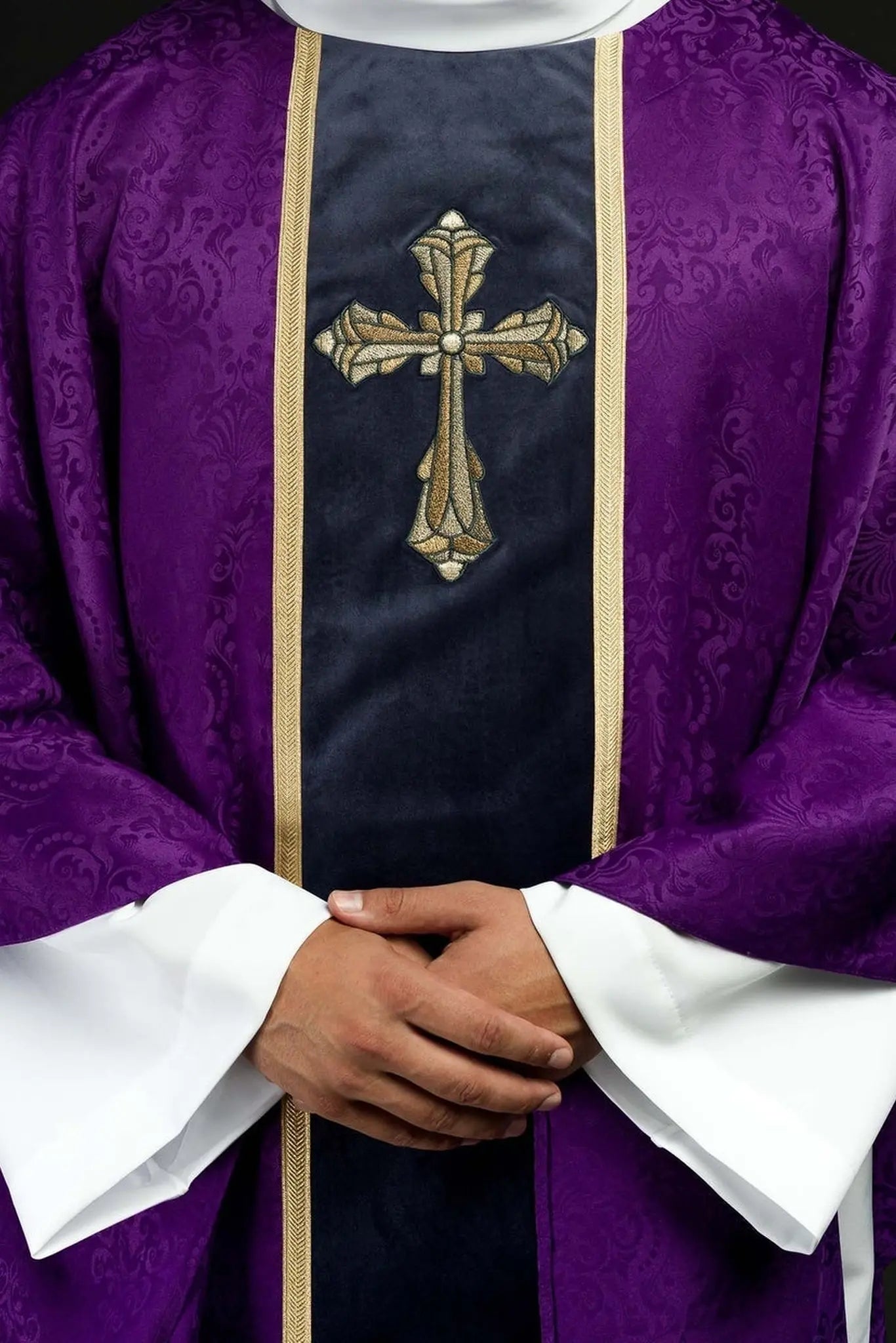 Żakardowy ornat fioletowy z pasem i krzyżem – widok główny