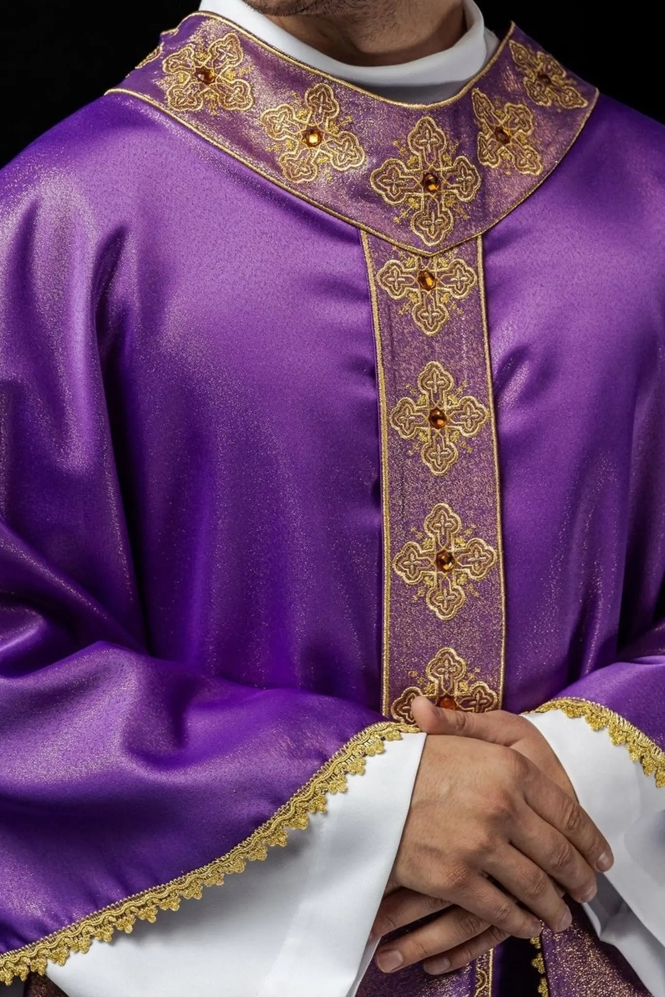 Ornat fioletowy z krzyżem i kamieniami – widok główny