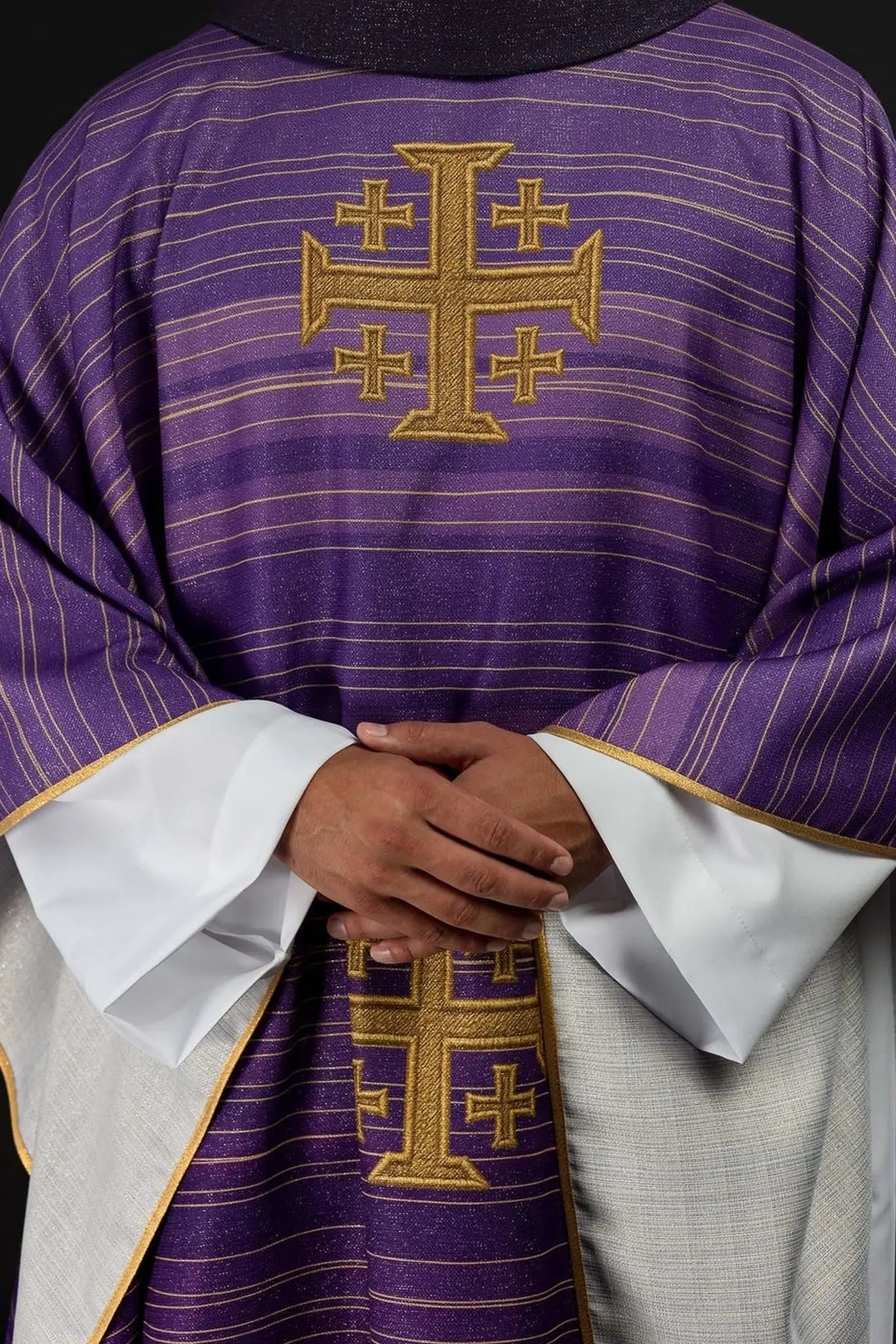 Ornat fioletowy z krzyżem jerozolimskim – widok główny