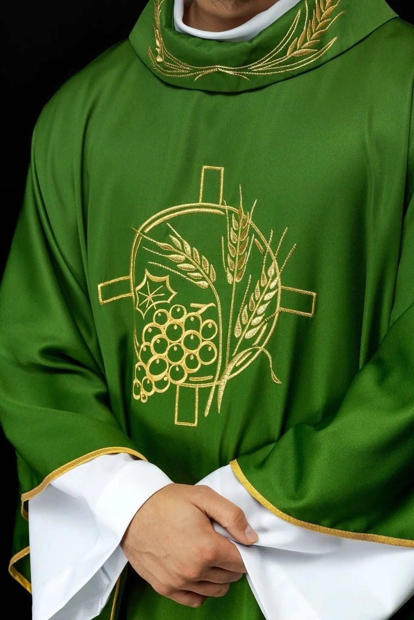 Ornat zielony satynowy z haftem kłosów i krzyża – zdjęcie 1