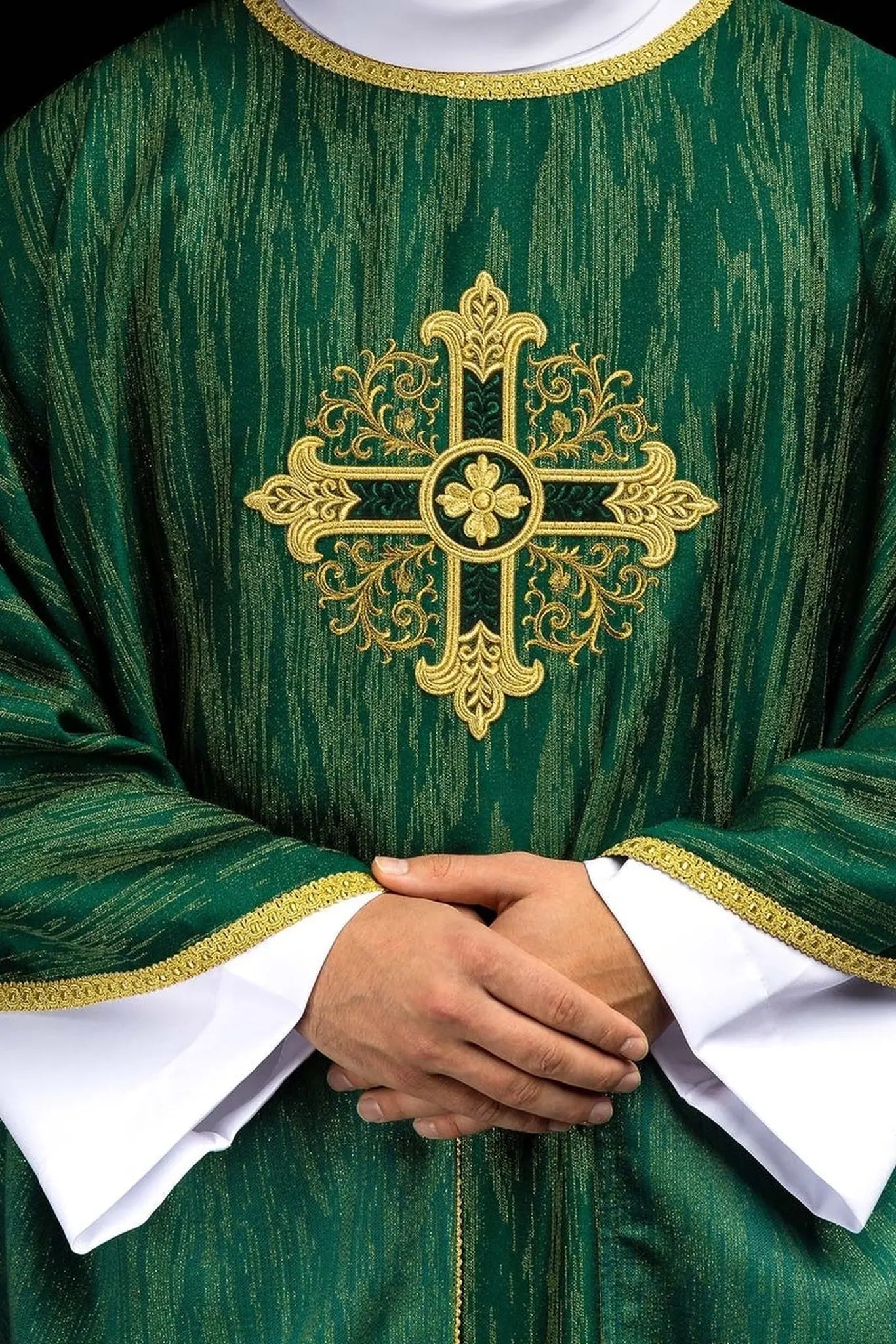 Ornat zielony z haftowanym złotym krzyżem – zdjęcie 1