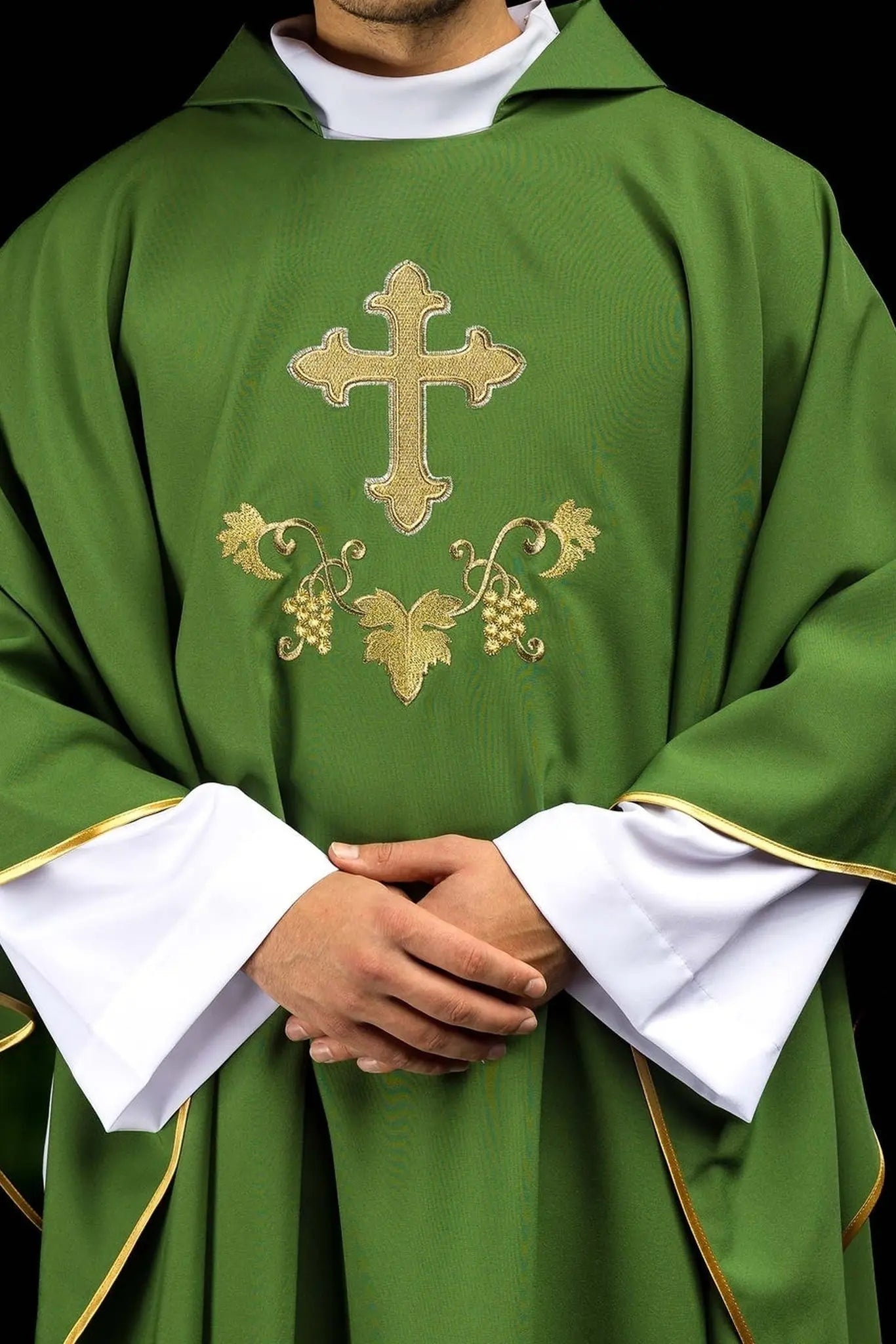 Ornat zielony z haftem krzyża i szerokim kołnierzem – zdjęcie 1