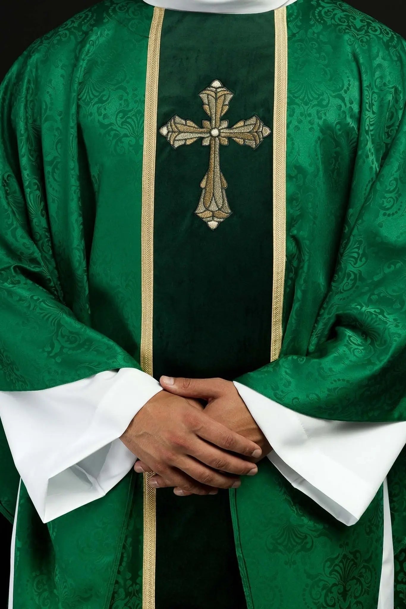 Ornat zielony żakardowy z haftowanym pasem i krzyżem – zdjęcie 1