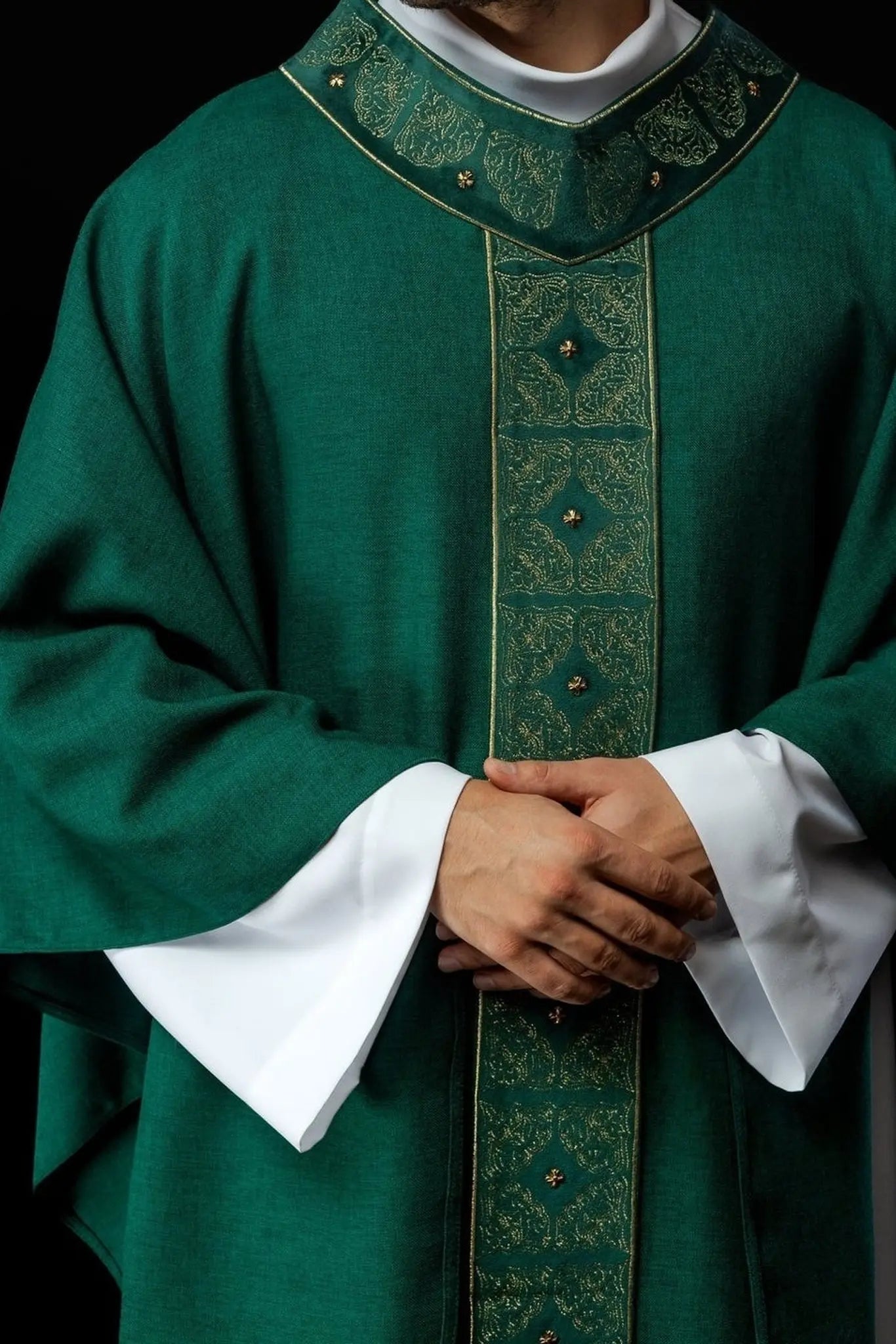 Ornat zielony z haftowanym pasem i krzyżem – zdjęcie 1
