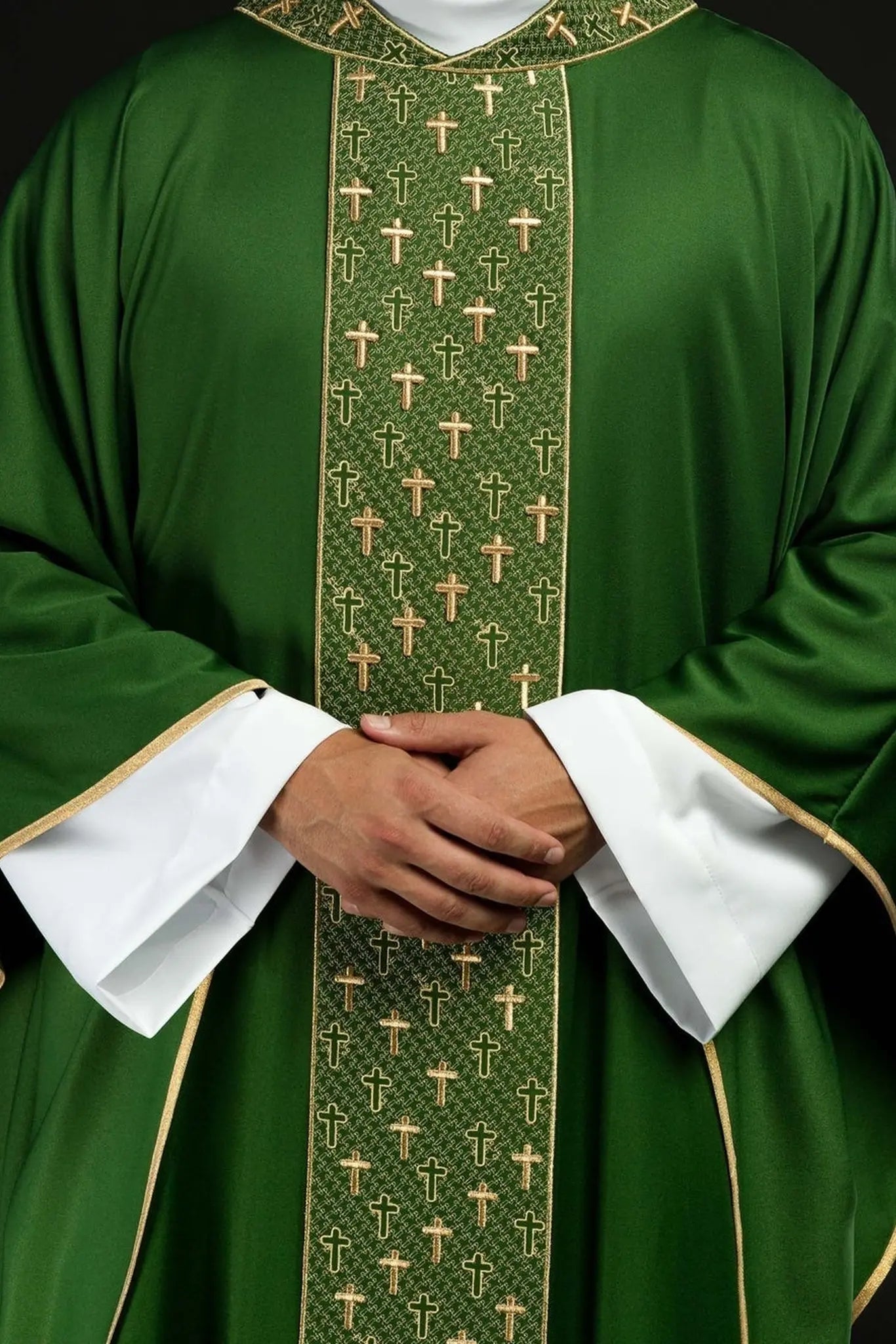 Ornat zielony z haftowanym pasem i motywem krzyży – zdjęcie 1