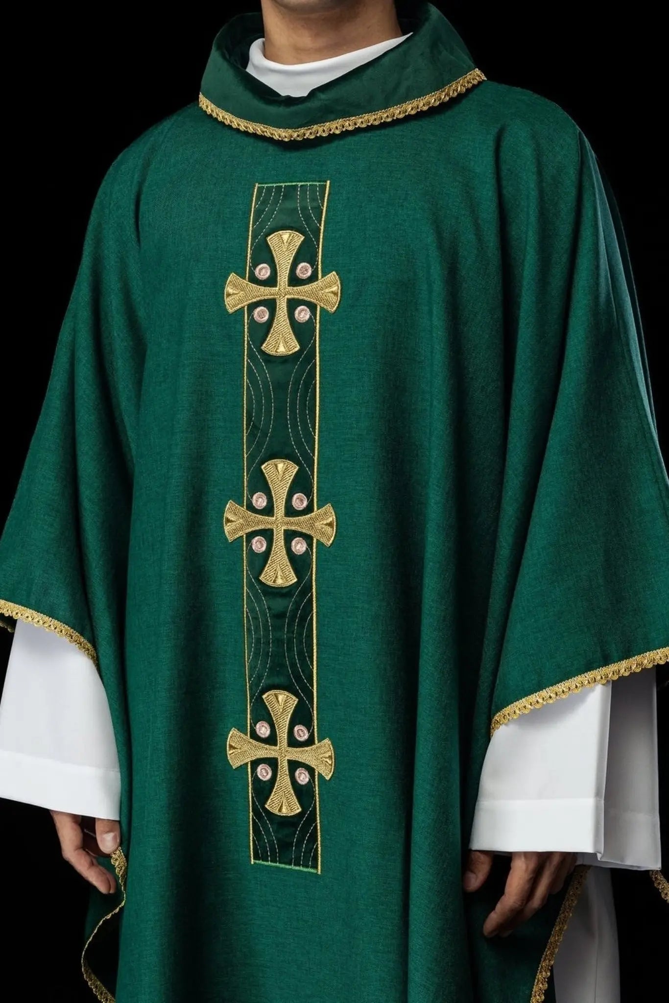 Ornat zielony ze złotymi krzyżami i ozdobnym kołnierzem – zdjęcie 1