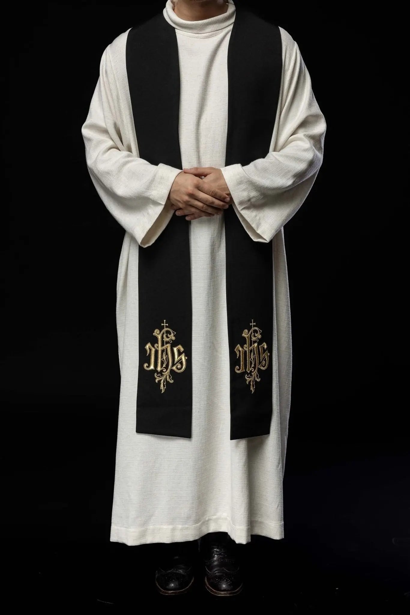 Stuła liturgiczna czarna z haftem IHS