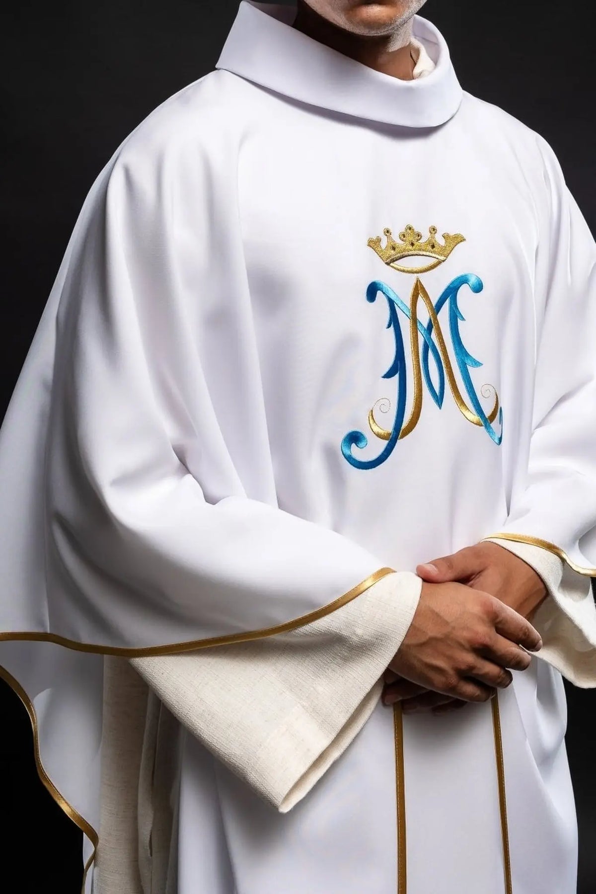 Biały ornat liturgiczny z haftem maryjnym