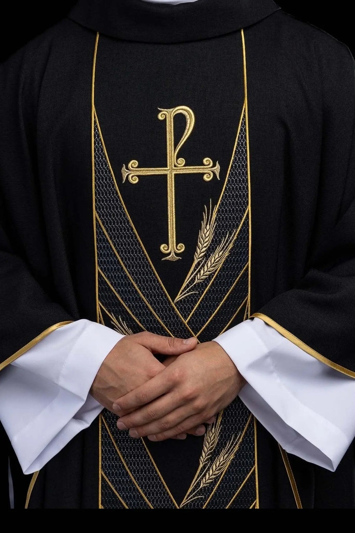 Ornat czarny z haftem PAX i kłosami pszenicy