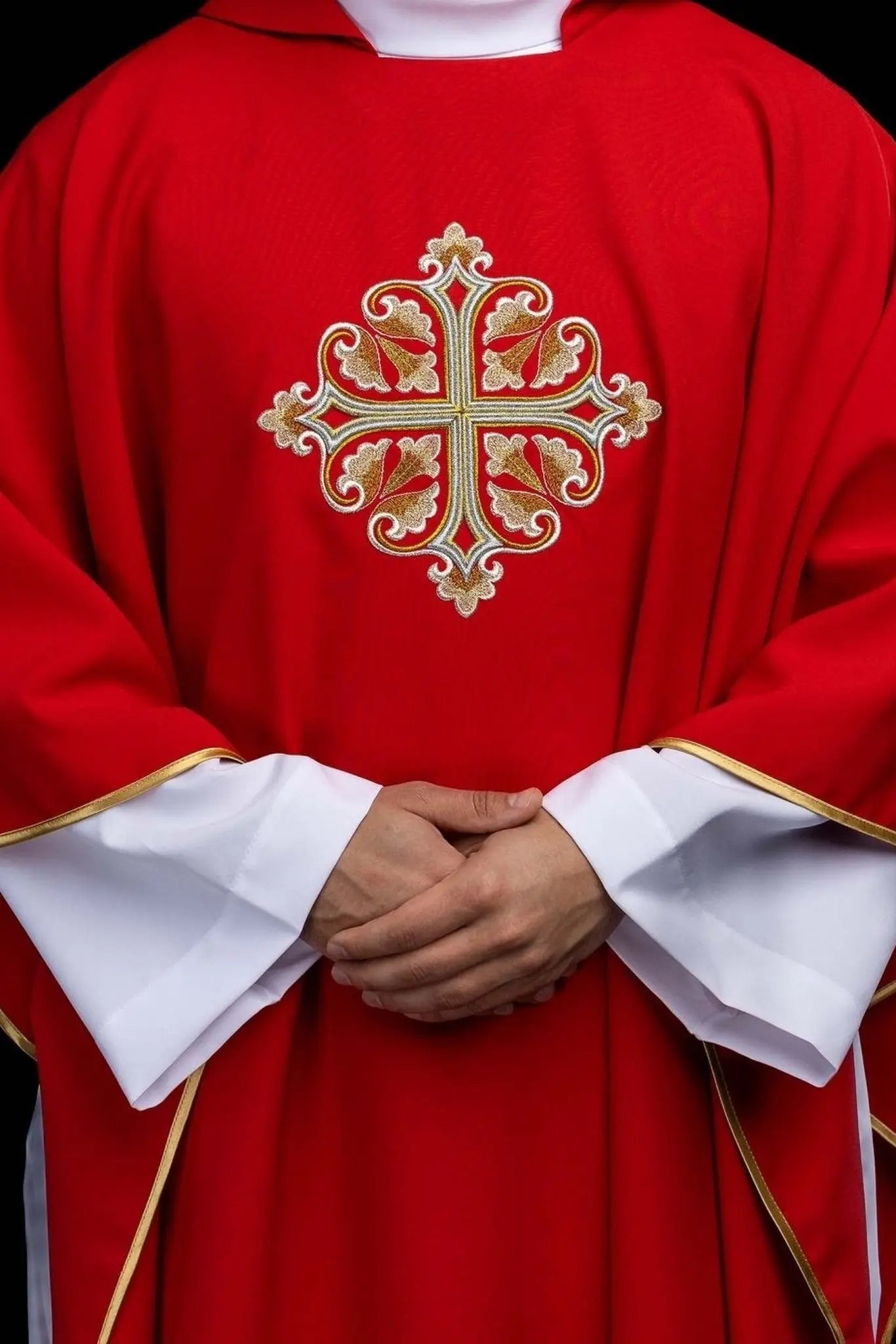 Ornat czerwony z haftowanym krzyżem i szerokim kołnierzem