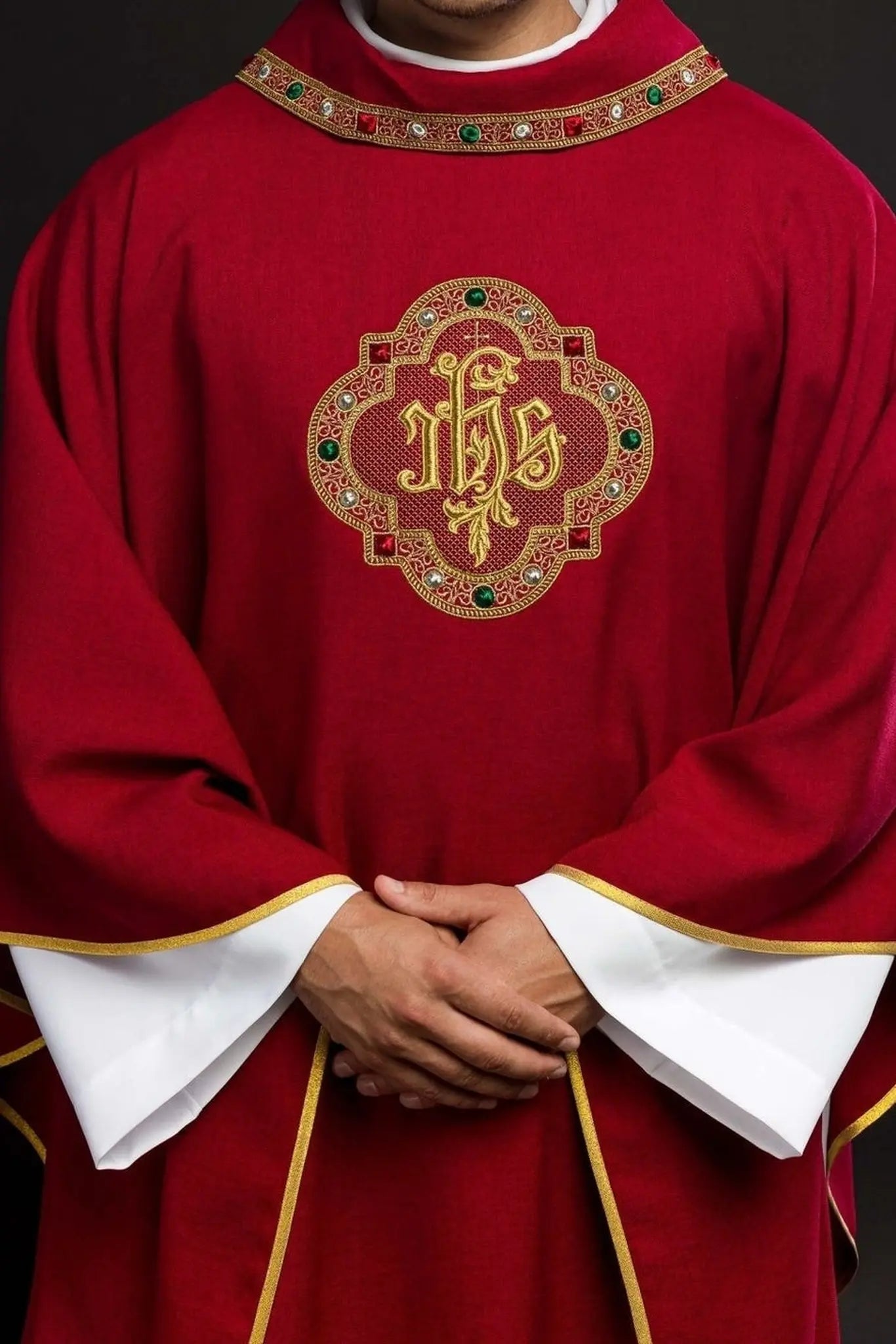 Ornat czerwony z haftowanym pasem z monogramem IHS – wariant II