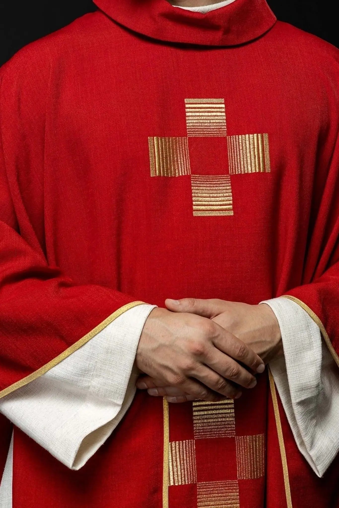 Ornat czerwony z haftowanymi krzyżami