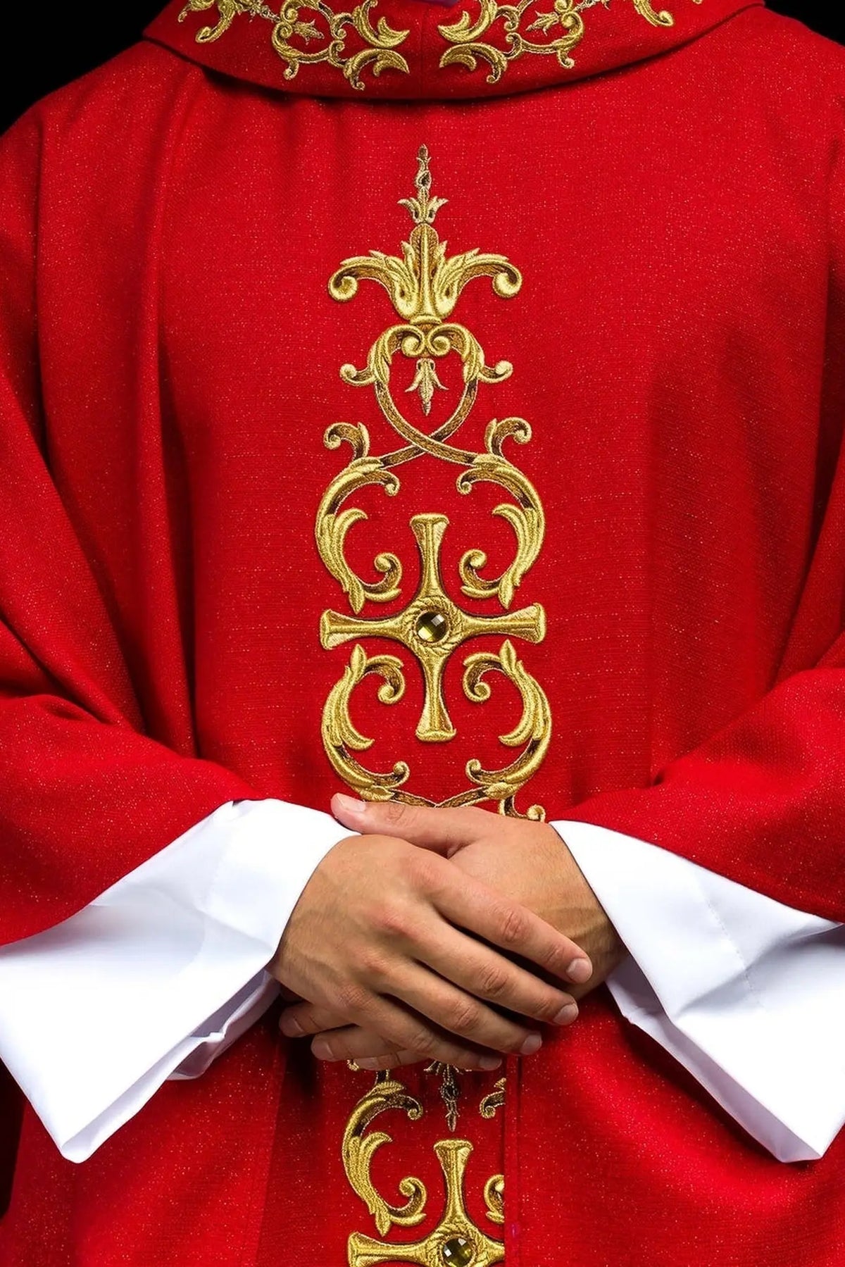 Czerwony ornat liturgiczny bogato haftowany kamieniami