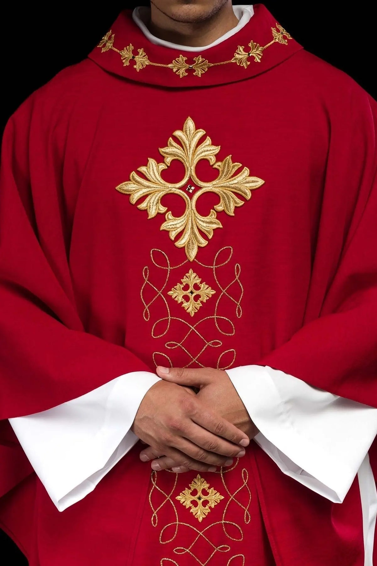 Czerwony ornat liturgiczny bogato haftowany sznurem i kamieniami