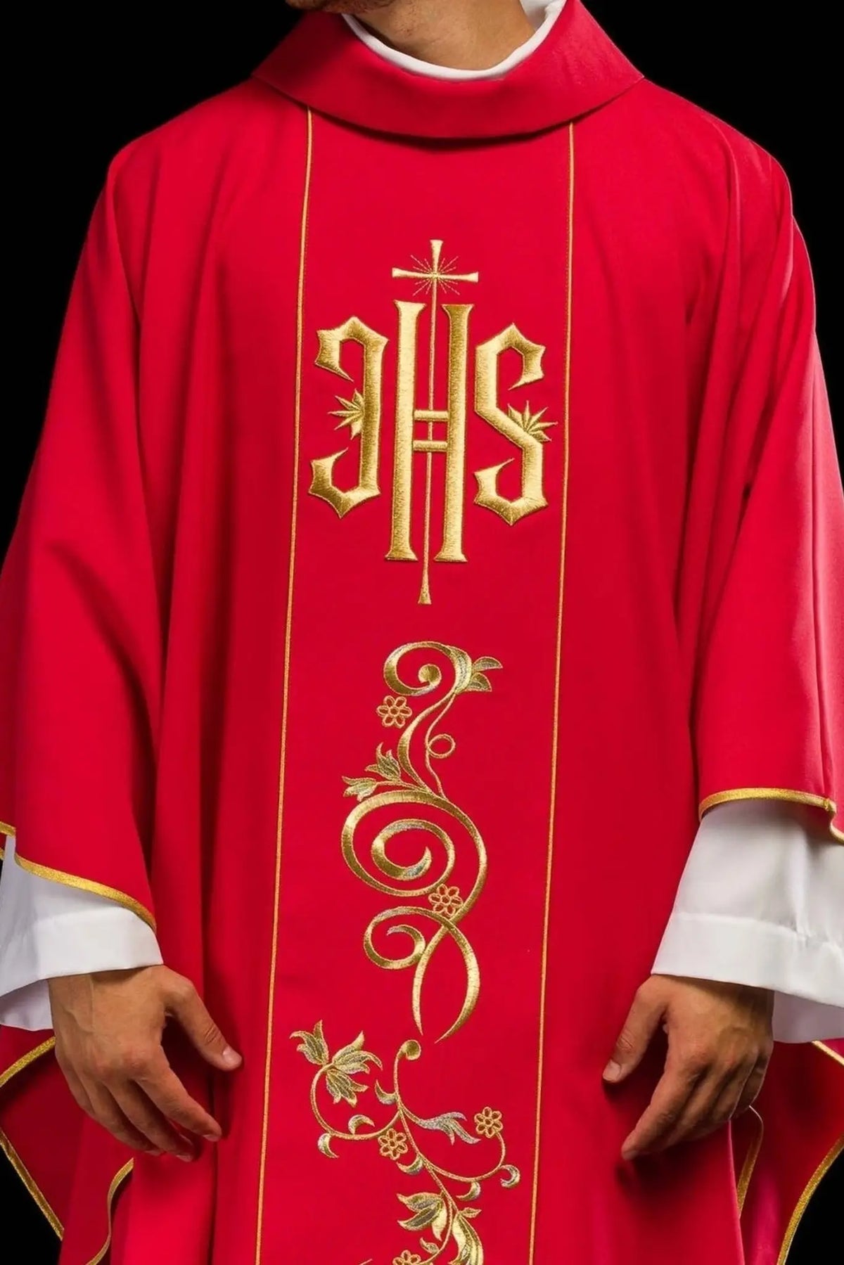 Czerwony ornat liturgiczny haftowany IHS