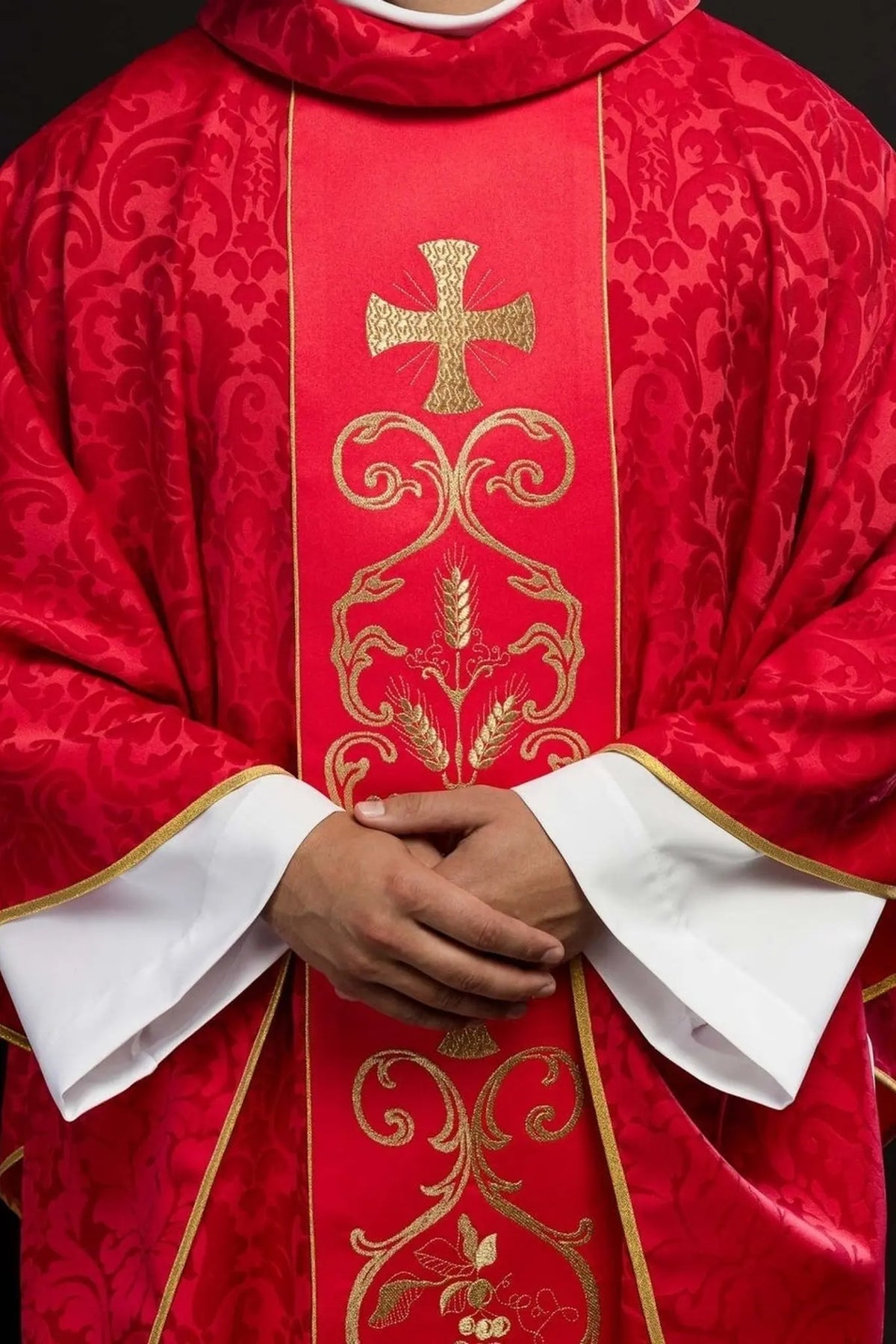 Czerwony ornat liturgiczny ozdobiony haftowanym pasem