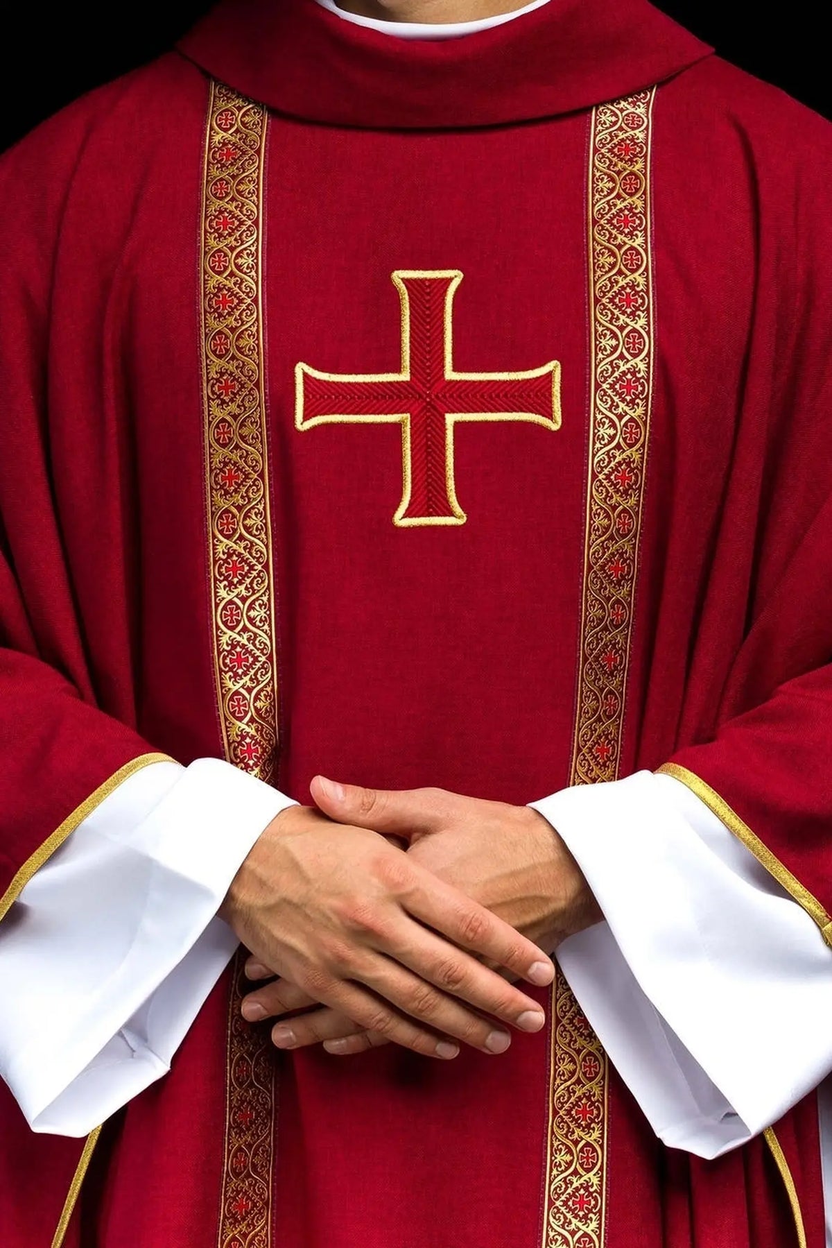 Czerwony ornat liturgiczny z haftowanym krzyżem i żakardowymi pasami