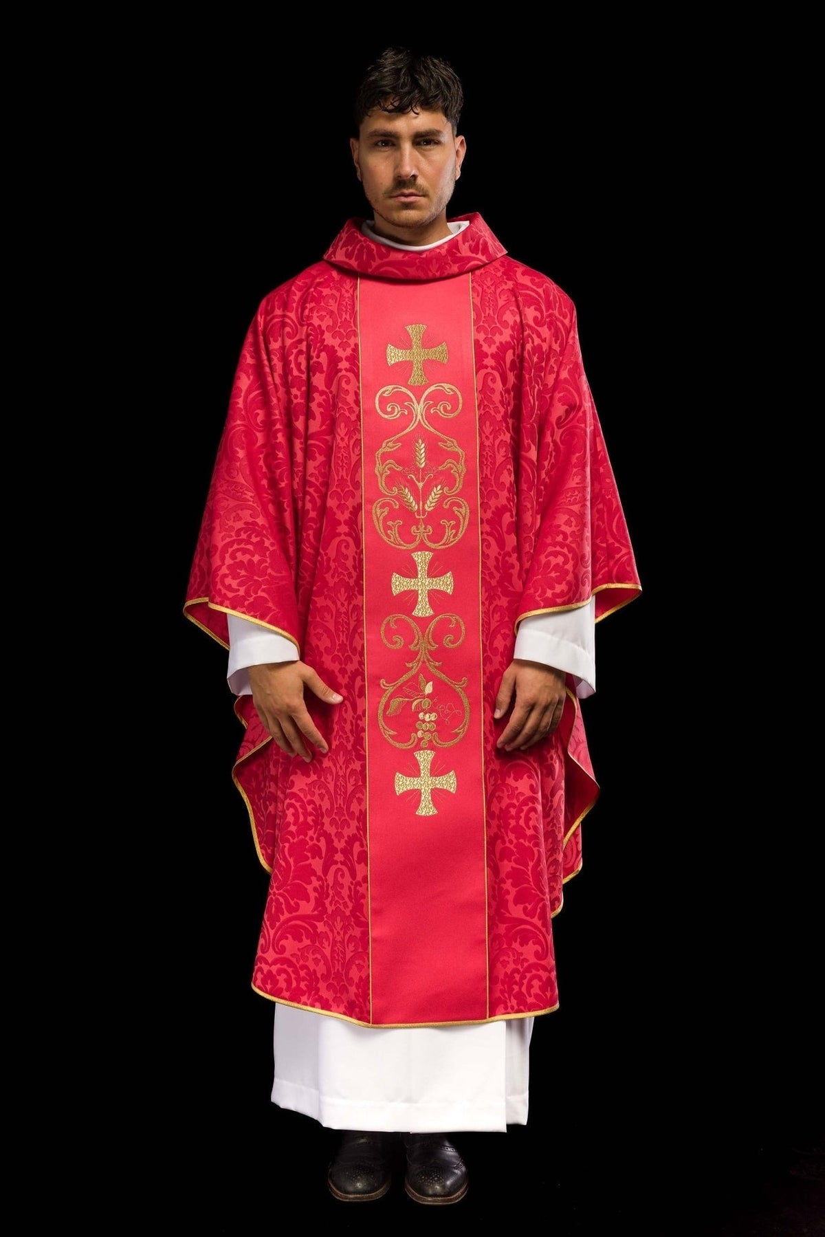 Czerwony ornat liturgiczny z haftowanym pasem