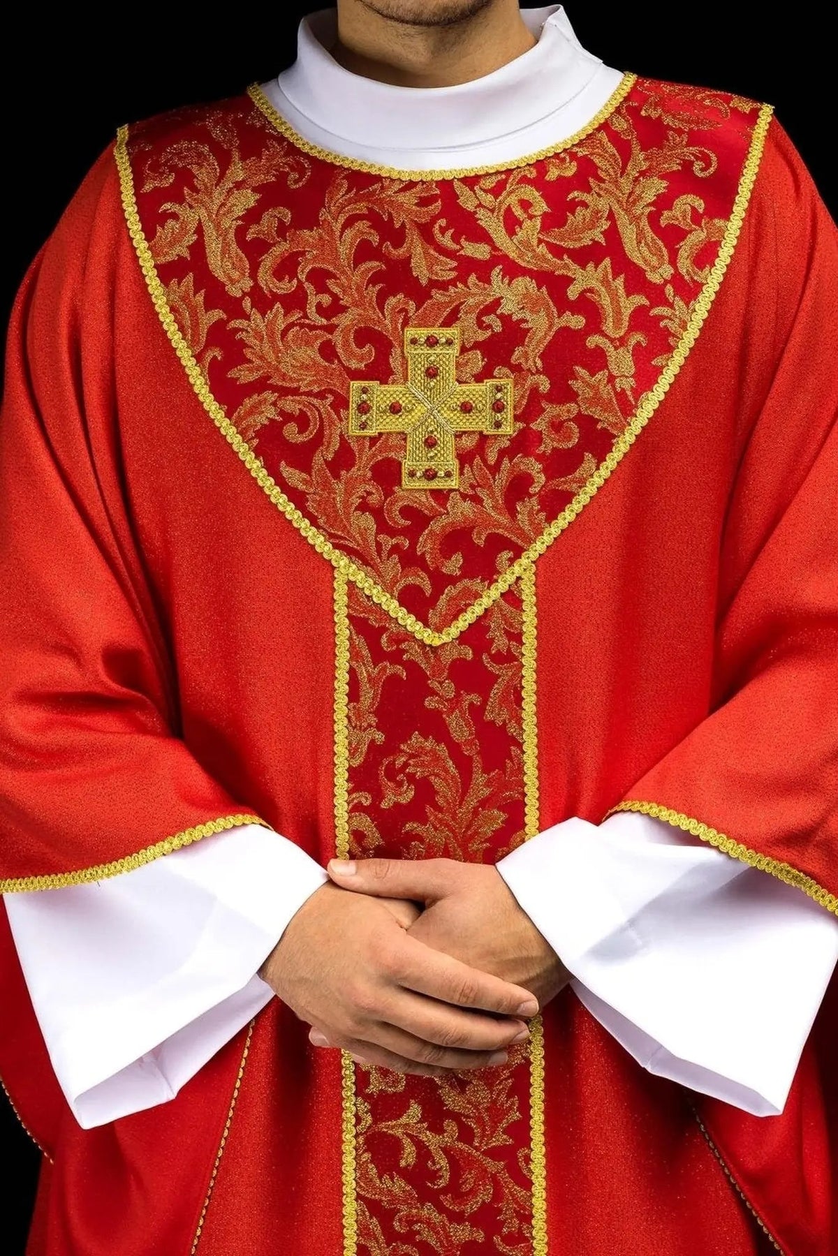 Czerwony ornat z krzyżem i tkaniną żakardową