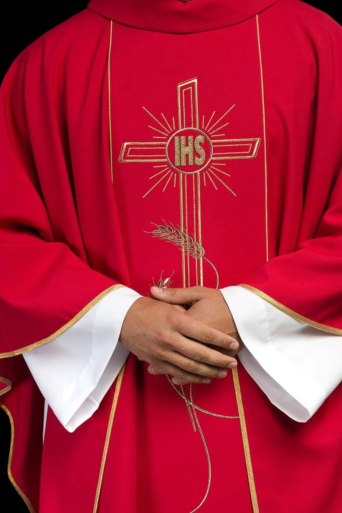 Czerwony ornat z szerokim, haftowanym złotym paskiem i krzyżem IHS