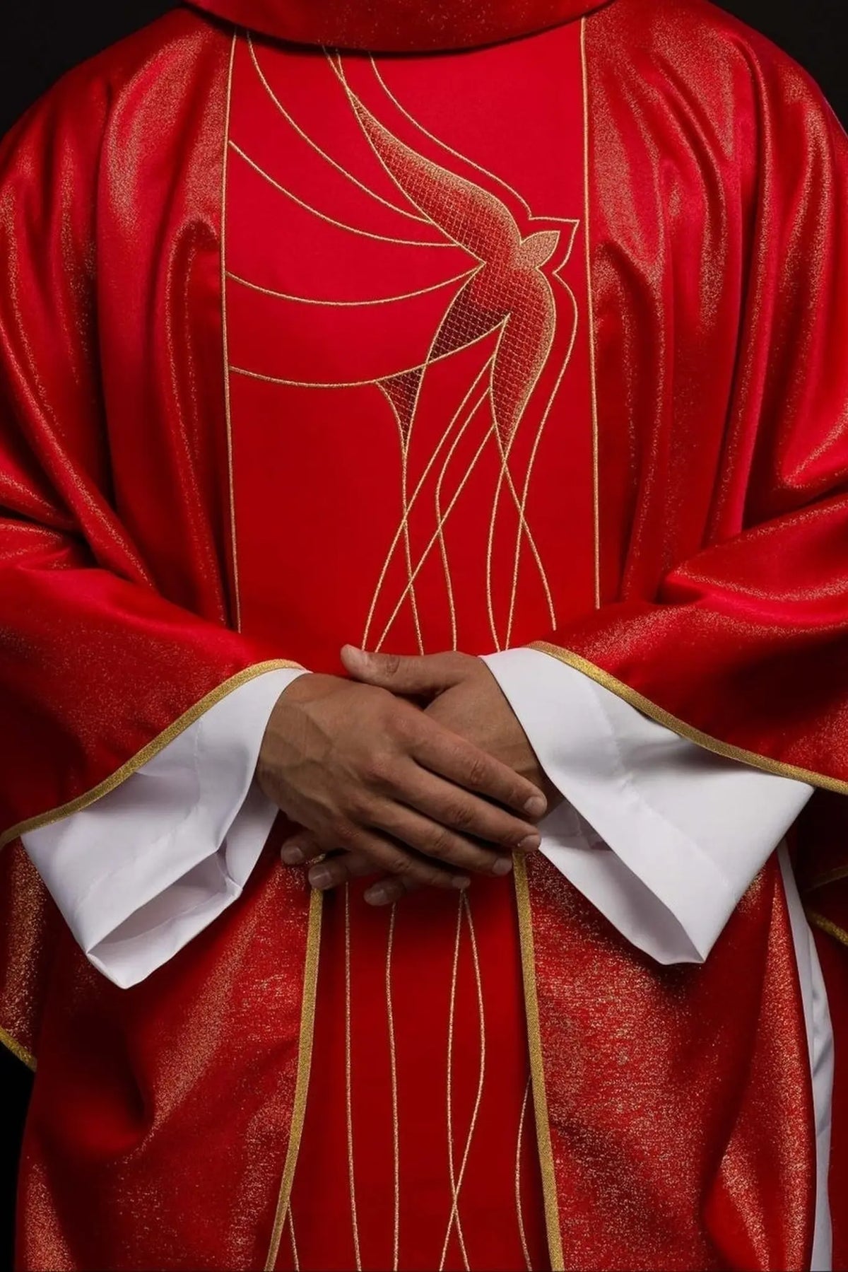 Ornat czerwony z błyszczącej tkaniny, bogato haftowany