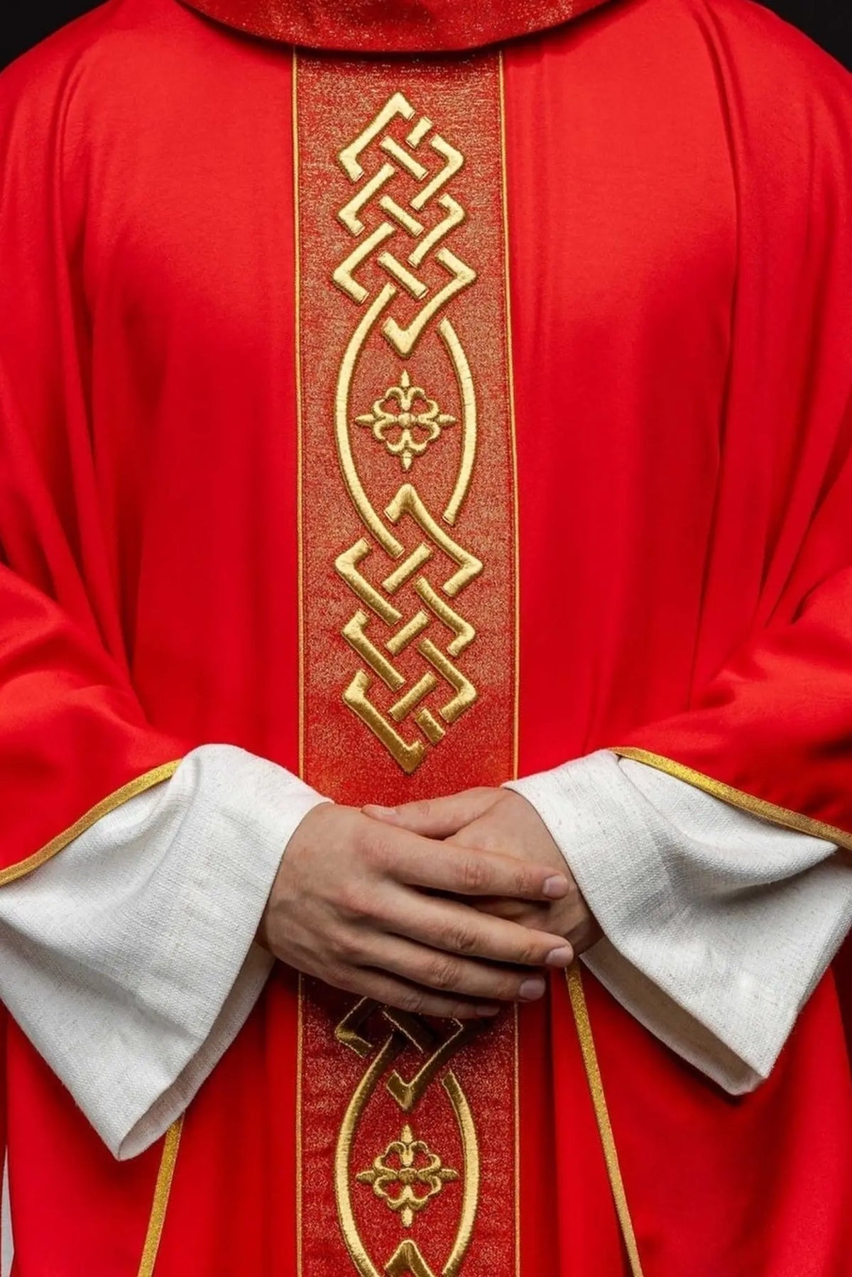 Ornat czerwony z haftowanym złotym krzyżem