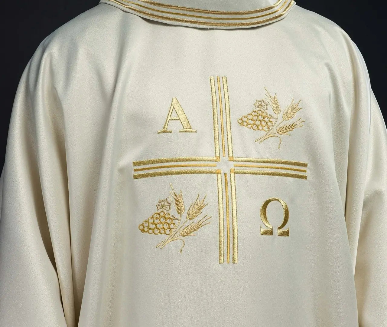 Ornat ecru z haftem symboli Alfa i Omega, kłosów zboża i krzyża
