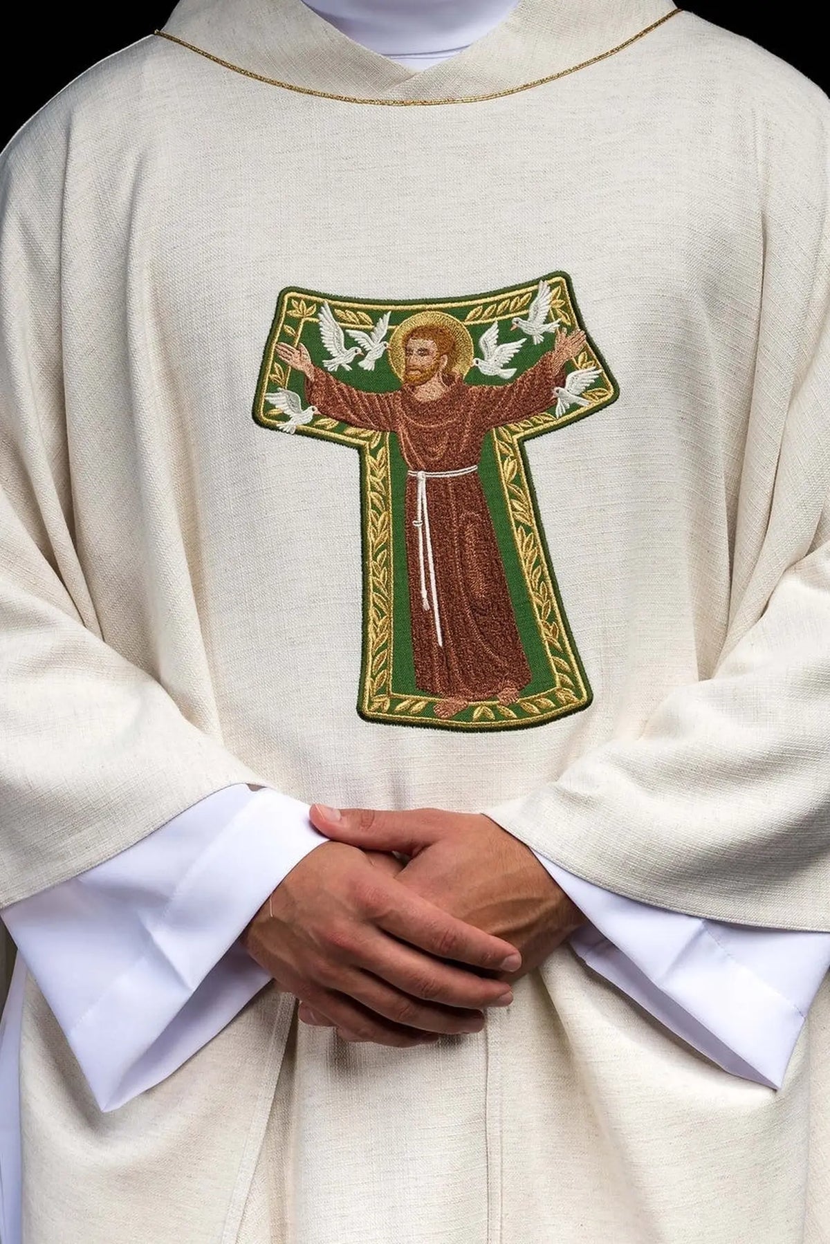Haftowany ornat ecru z wizerunkiem świętego Franciszka