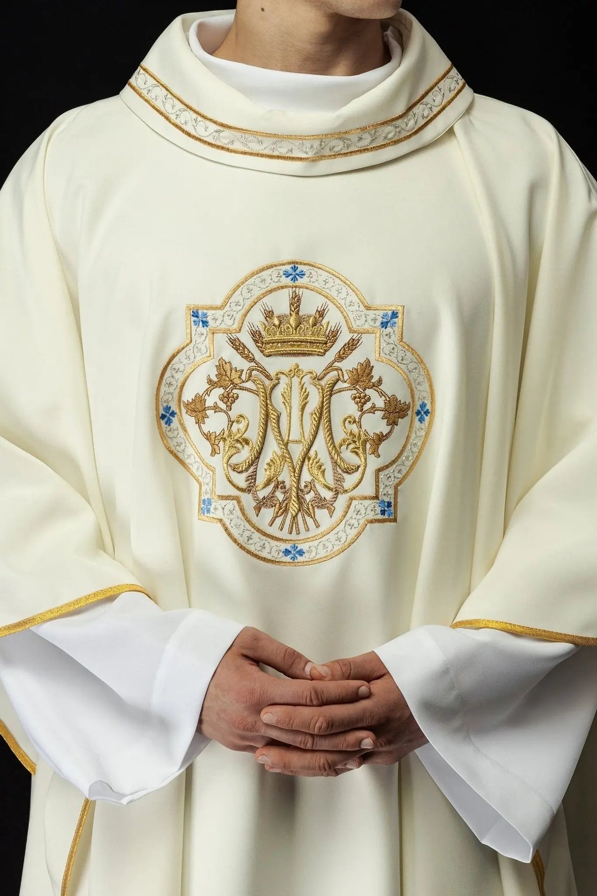 Ornat ecru haftowany z motywem maryjnym – wariant III