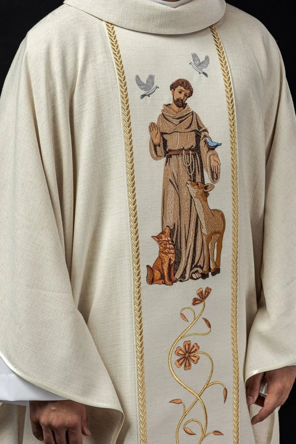 Ornat ecru haftowany z wizerunkiem św. Franciszka