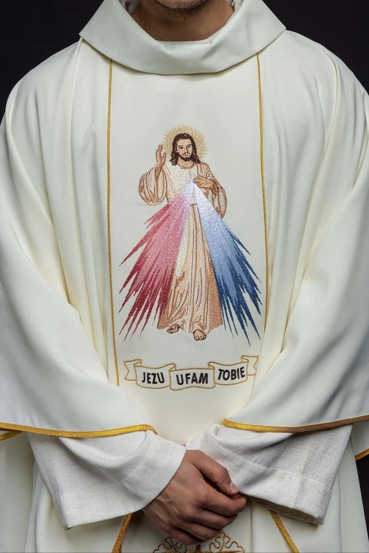 Ornat ecru z haftem Jezusa Miłosiernego i IHS - wersja angielska