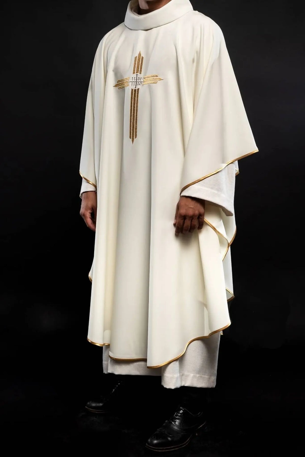 Ornat ecru z haftem krzyża i IHS