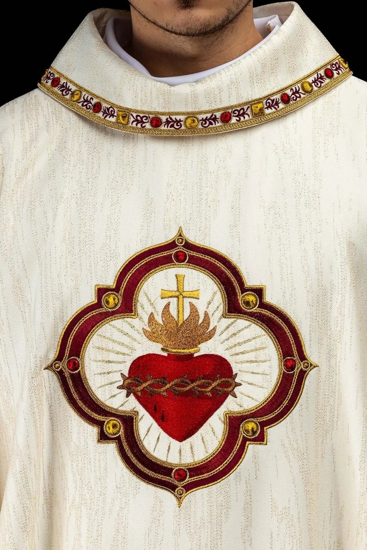 Ornat ecru z haftem Najświętszego Serca Jezusa i kielicha eucharystycznego