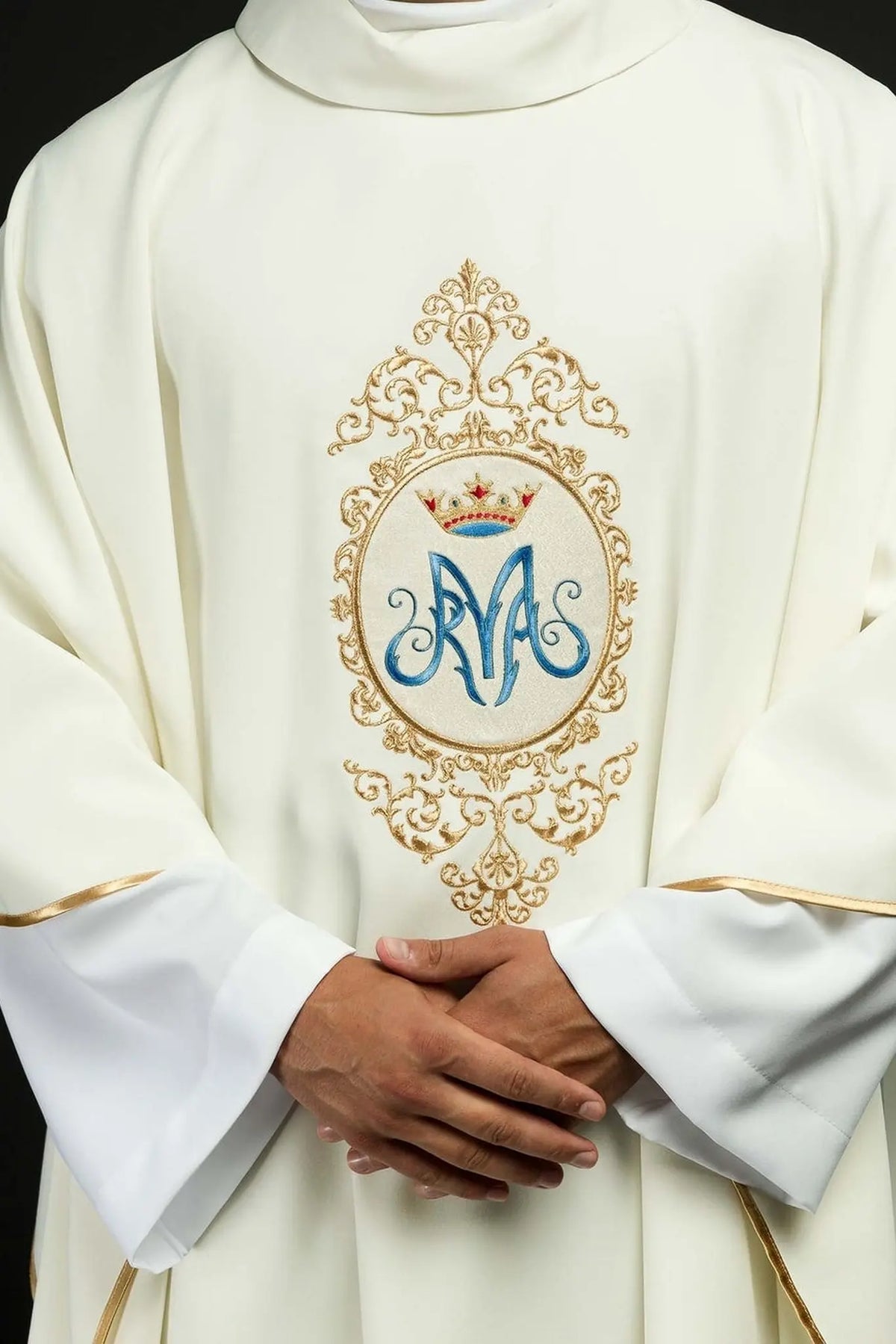 Ornat ecru z motywem maryjnym i złotym haftem