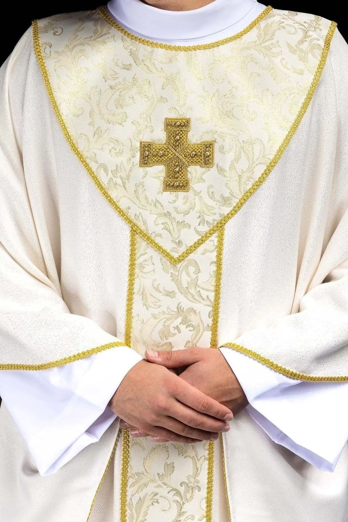 Ornat ecru ze złotym krzyżem i tkaniną żakardową