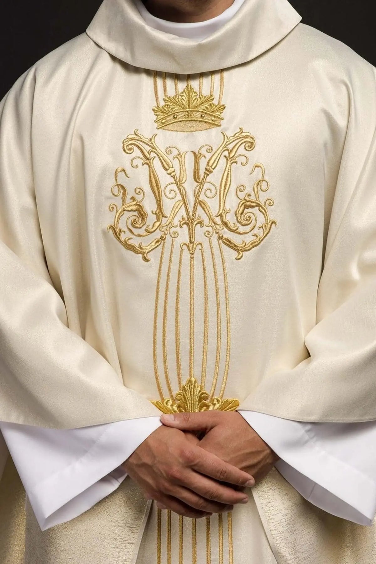 Ornat maryjny ecru błyszczący kamieniami