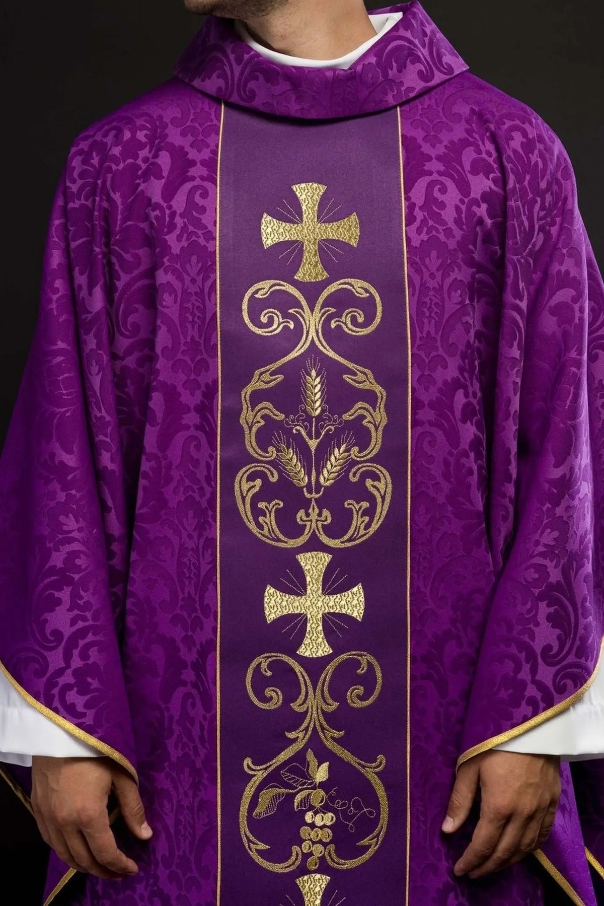 Fioletowy ornat liturgiczny ozdobiony haftowanym pasem