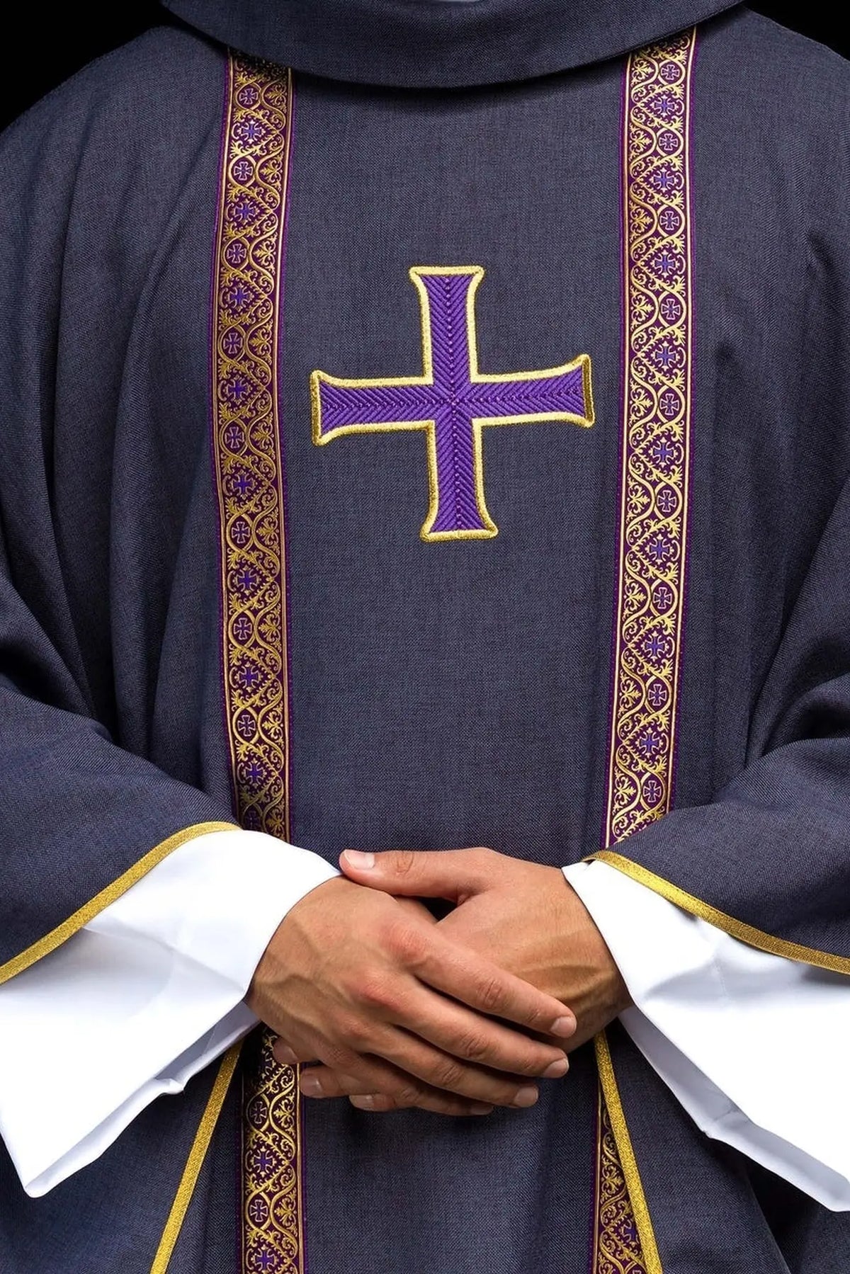 Fioletowy ornat liturgiczny z haftowanym krzyżem i żakardowymi pasami