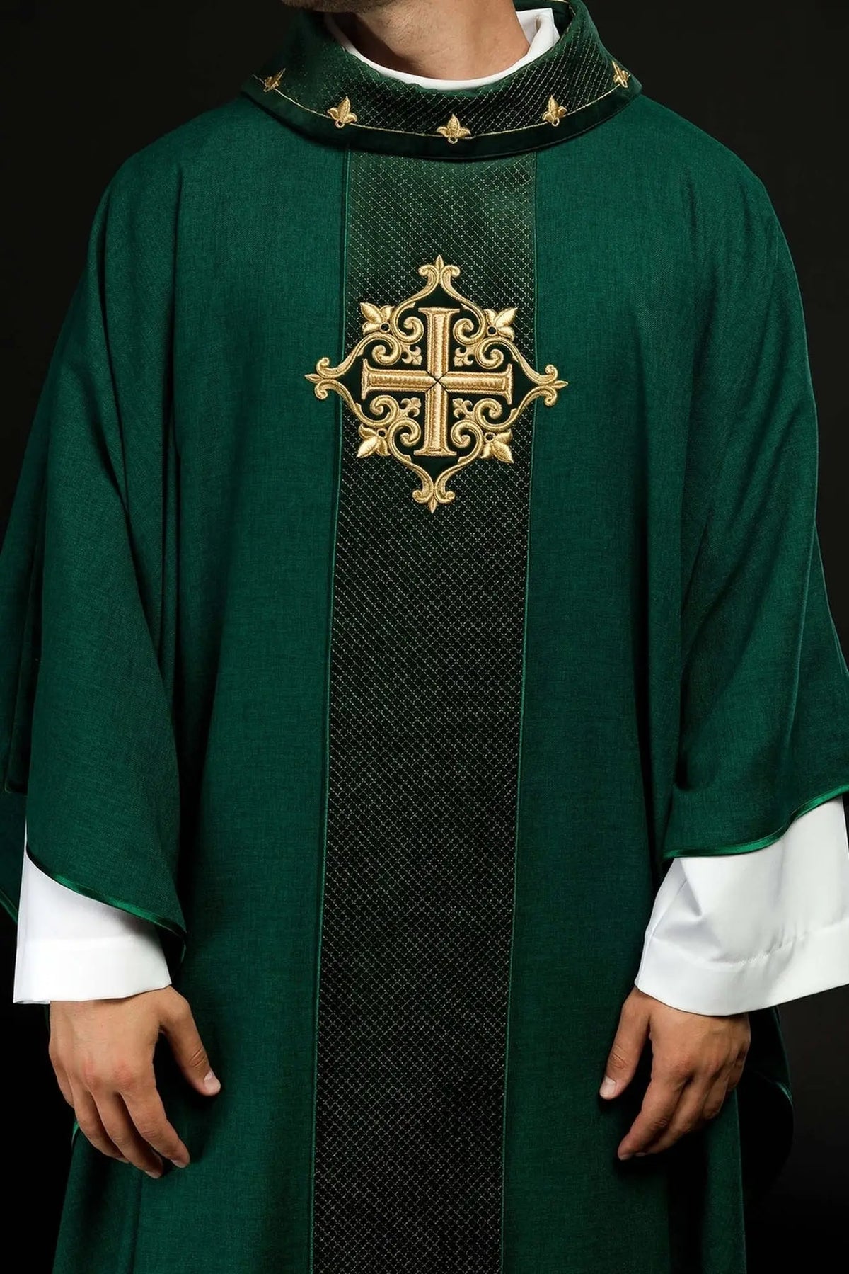 Ornat zielony haftowany na aksamicie z symbolem zielonego krzyża