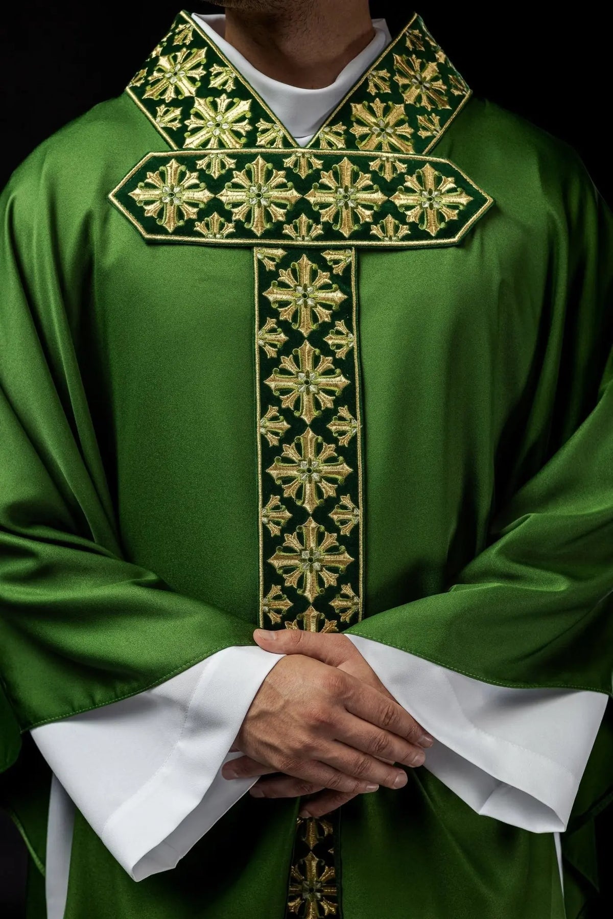 Ornat zielony z błyszczącym haftem w zielonym kolorze